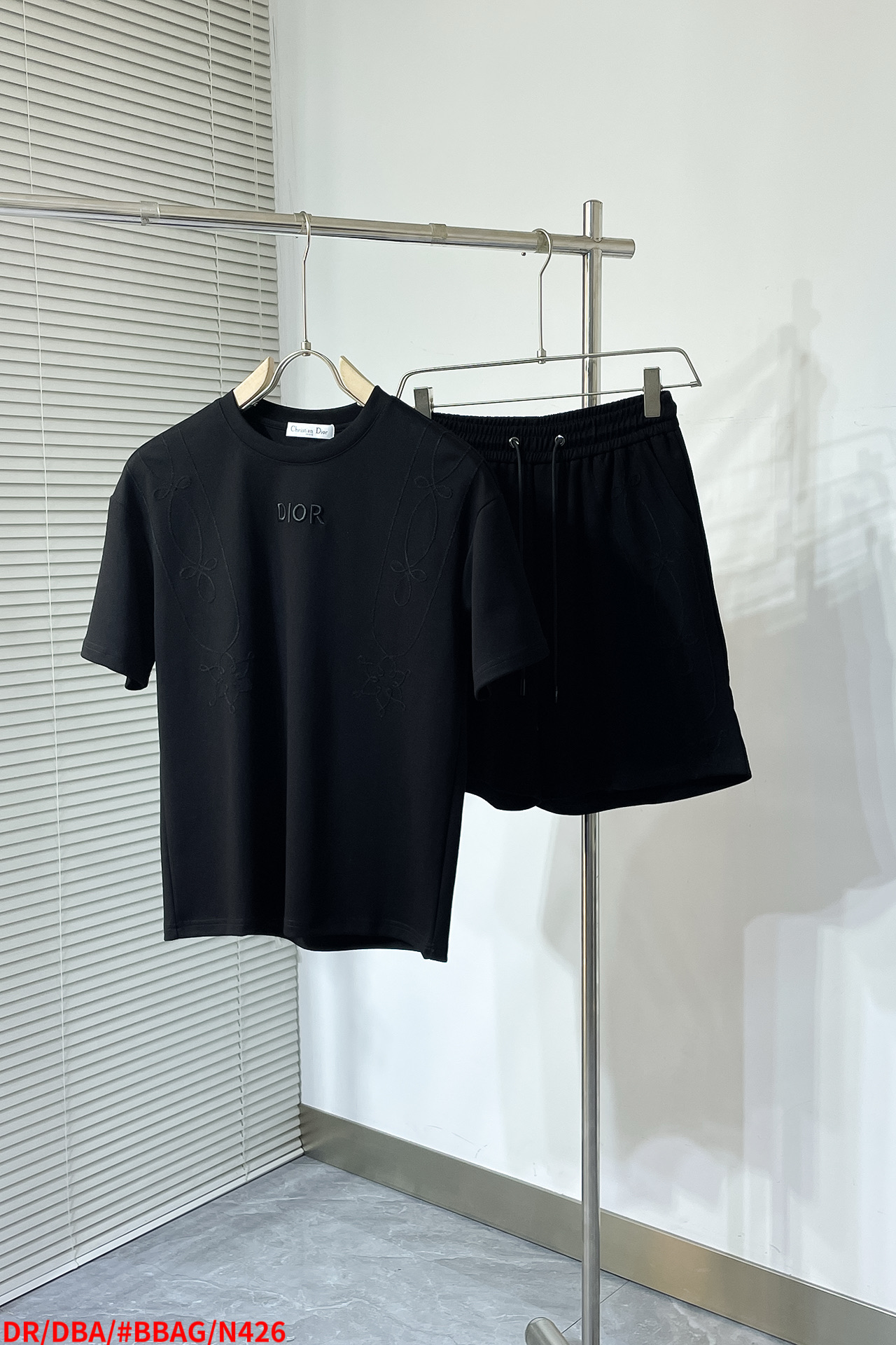 NO:429768,N426 DR Dior High-end customization The new 2025 spring and summer new model is released the latest short-sleeved casual high-end customization, avant-garde and fashionable design!  Brand logo heavy craftsmanship design, high-end customized pure cotton fabric, soft feel, comfortable to wear, exquisite car line, fine workmanship, invincible and handsome upper body effect!  A must-have item for handsome men!  Code number M-3XL!  Complete three standards, no sale, dior, T-shirt, alexander wang19860909N426 DR迪奥 高端定制 2025春夏新款首发最新款短袖休闲 高端订制 设计前卫时尚！品牌logo重工艺设计 高端定制纯棉面料.手感柔软.穿着舒适.级别精致车线.做工精细.上身效果无敌帅气！型男必备单品！ 码数M-3XL！ 三标齐全 不拆卖,,dior,T-shirt,alexander wang,Men's clothing