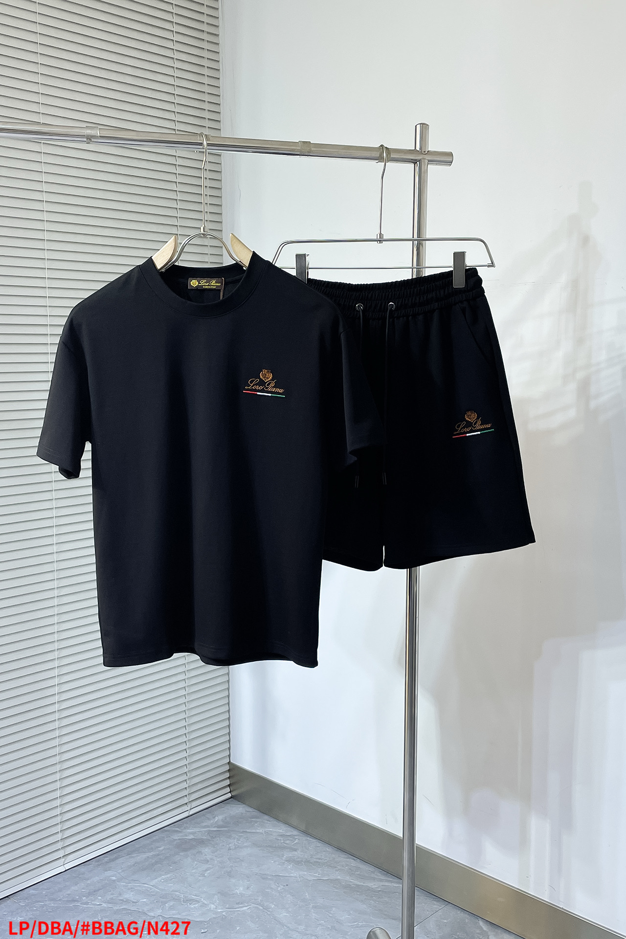 NO:429764,N427 LP high-end customization The new spring and summer 2025 new model is released in the latest short-sleeved casual high-end customization, avant-garde and fashionable design!  Brand logo heavy craftsmanship design, high-end customized pure cotton fabric, soft feel, comfortable to wear, exquisite car line, fine workmanship, invincible and handsome upper body effect!  A must-have item for handsome men!  Code number M-3XL!  Complete three standards, no sale, loro piana, T-shirt, alexander wang19860909N427 LP 高端定制 2025春夏新款首发最新款短袖休闲 高端订制 设计前卫时尚！品牌logo重工艺设计 高端定制纯棉面料.手感柔软.穿着舒适.级别精致车线.做工精细.上身效果无敌帅气！型男必备单品！ 码数M-3XL！ 三标齐全 不拆卖,,loro piana,T-shirt,alexander wang,Men's clothing