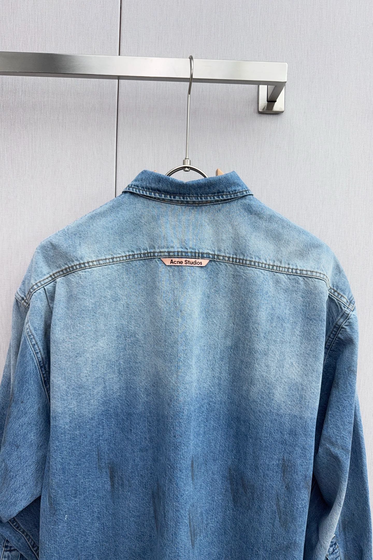 Acne Studio Upcycles Cowboy Coats with Custom Tailoring and Modern Fabrics - 图片 7