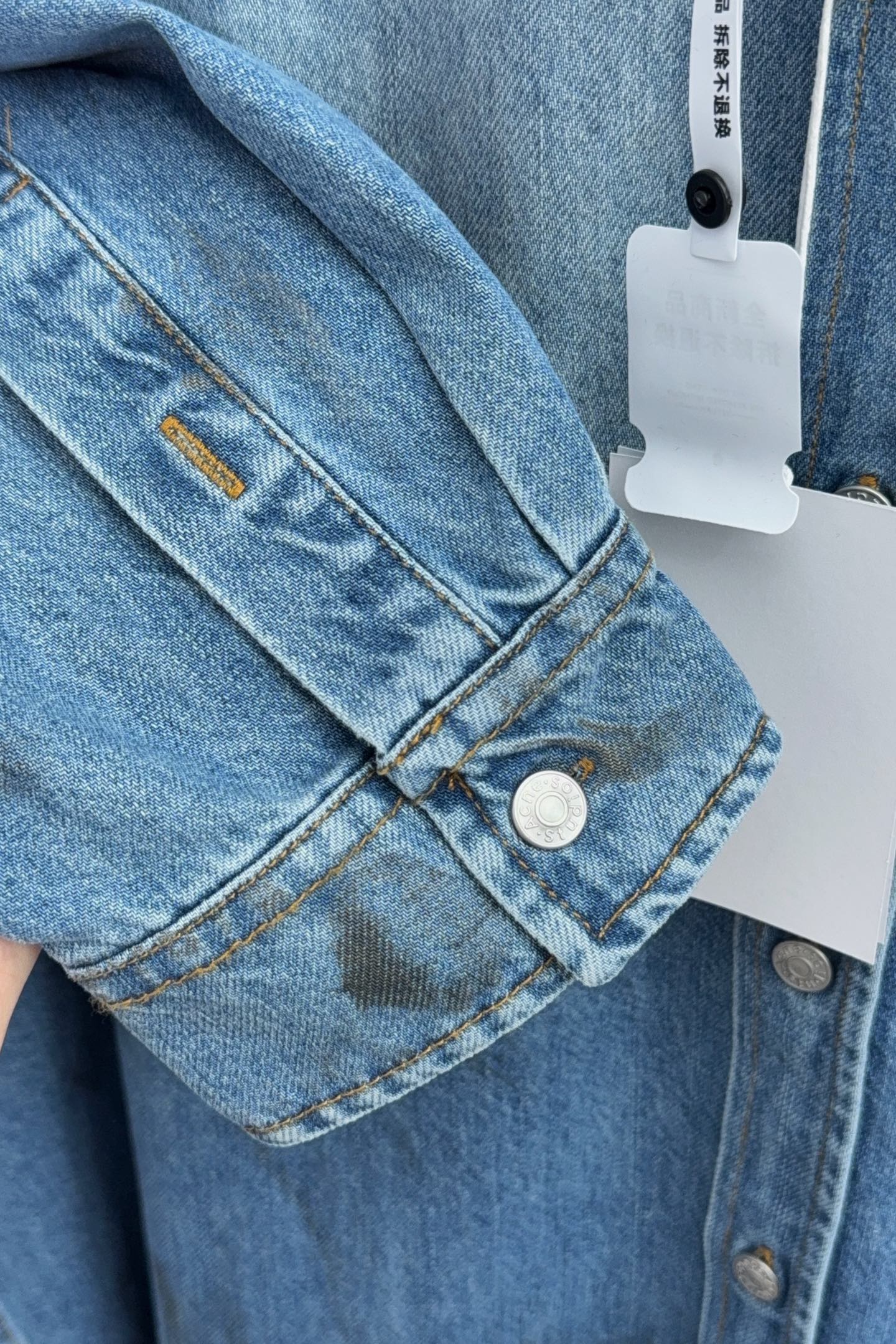 Acne Studio Upcycles Cowboy Coats with Custom Tailoring and Modern Fabrics - 图片 6
