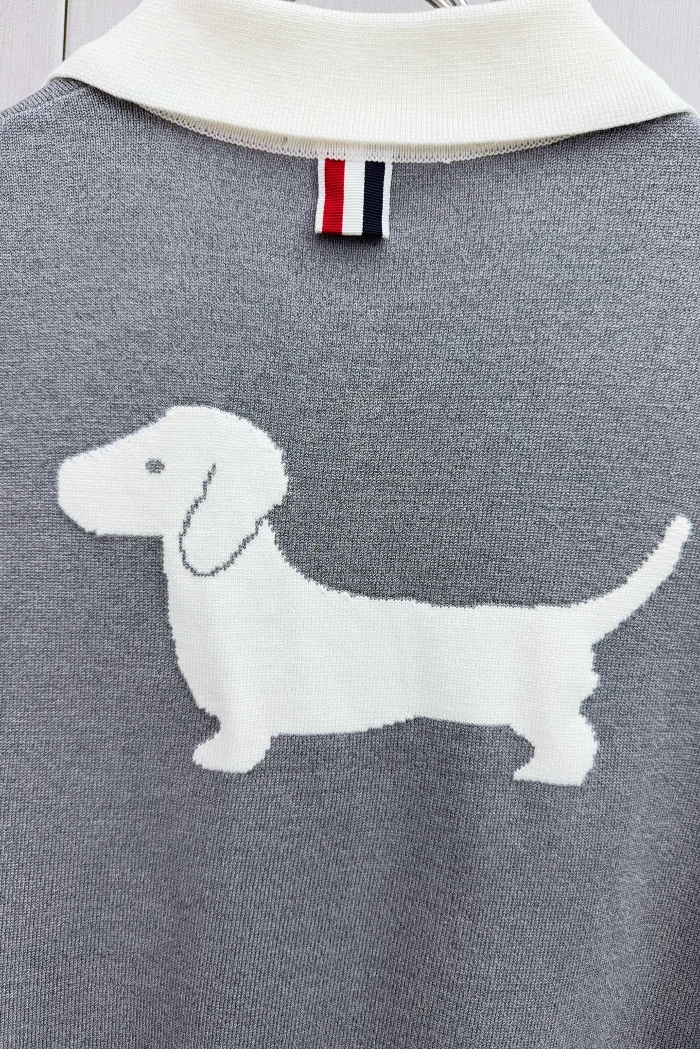 Thom Browne Puppy-Design Tie-In Colour Handbag: Italian Crafted, Doggy-Look, Gender Equal. - 图片 8