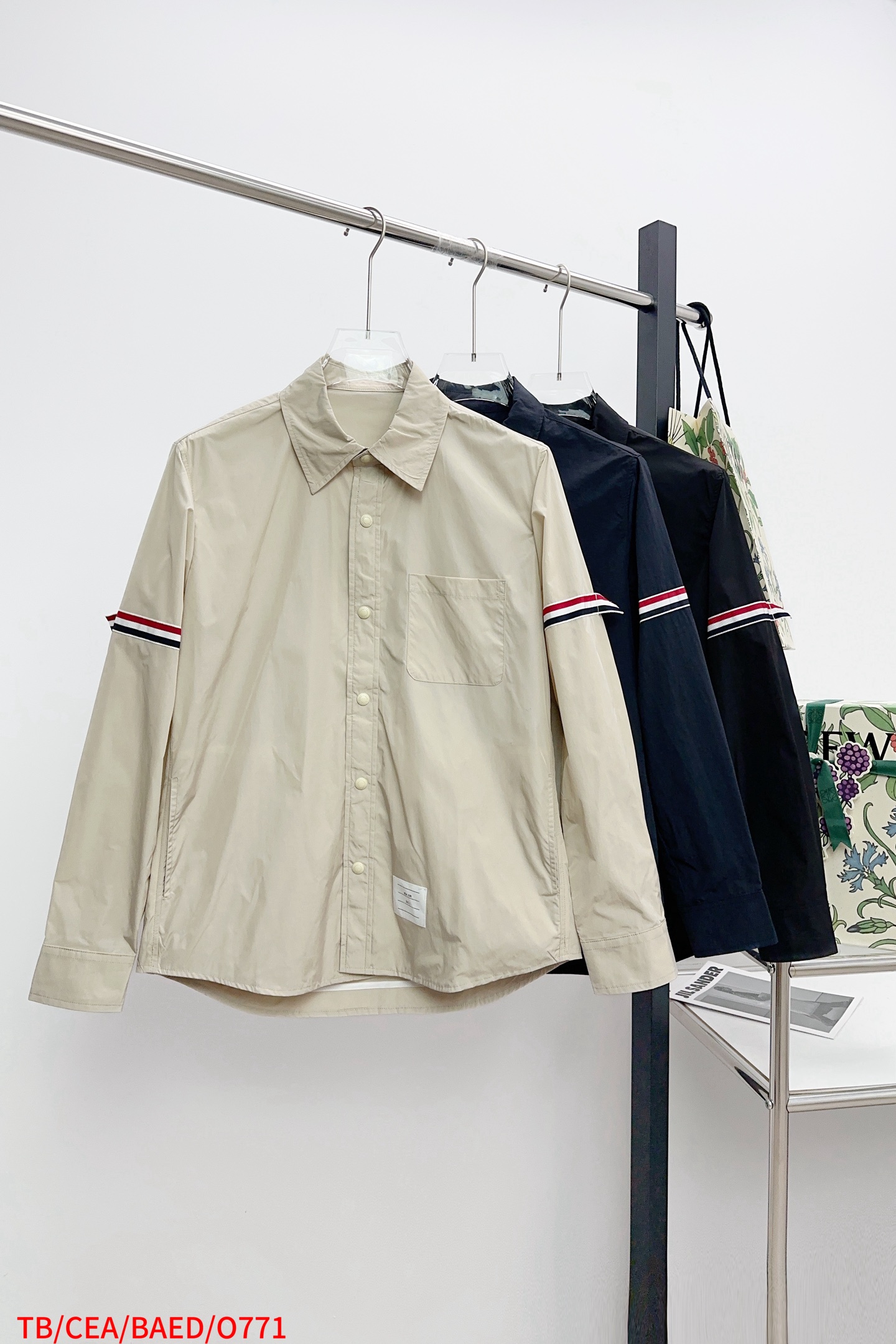 NO:596363,O771 (TB pure cotton fabric jacket shirt) THOM BROWNE.TB pure cotton twill jacket shirt. Fully hemmed inside. Buttons with TB letters. Made in Italy. The fabric is made of pure cotton twill fabric. The buttons are made of TB letter logo and customized hardware buckles. The webbing is made of TB plate and customized with 2.5cm webbing. High-end and classy. The inner edges are all manually sewn. The TB label and square code mark are sewn with imported herringbone machines.  Own brand factory assembly line production, workmanship guaranteed, fine stitch length, neat wiring, size 1234, complete three standards, jackets & coats, shirts, alexander wang19860909O771（TB纯棉面料夹克衬衫） THOM BROWNE .TB纯棉斜纹夹克衬衫 内里全包边 扣子TB字母 意大利制造产地标 面料采用纯棉斜纹面料 扣子采用TB字母logo定制五金四合扣  织带采用TB打板定制2.5cm织带  高端大气上档次 内里包边全人工车缝  TB标以及方块码标采用进口人字车缝制 自家品牌工厂流水线生产 做工保证 针距细密 走线整齐  尺码1234 三标齐全,,jackets & coats,shirts,alexander wang,Men's clothing