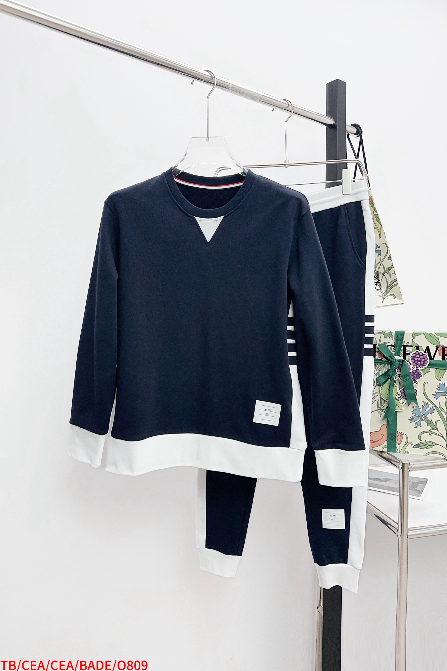 NO:596372,Tops Pants O809 TB White side four-bar splicing crew neck sweatshirt The most difficult thing about TB is its fabric. There will never be the same thing on the market. Of course, this one is particularly special. It is also a new online attempt for the brand. We cut out a piece of zp. It took three months to develop the fabric and dye it. High-quality cotton yarn imported from Italy. It has been processed through multiple processes. It feels comfortable, breathable, and does not deform.  The four-bar splicing part is also difficult. Because it is three uniform bars, a special machine must be used to make it. In this way, it will be very uniform. After the splicing is completed, the semi-finished product must be ironed several times before continuing to make it. This can ensure its beauty and smoothness. There are really many processes. But it took more than three months of work. It is really 99% when it is restored!  We will make every TB model carefully. The color is gray and navy blue. The code is 12345. The three labels are complete. It can be sold separately, hoodie, sweatshirts, alexander wang19860909上衣 裤子 O809 TB  白边侧四杠拼接圆领卫衣 TB的东西最难搞的就是它的面料了.市场上绝对不会有一样的.当然这款是尤其特殊了.对于品牌来说它也是全新上线尝试.我们剪掉了一件zp.光开发面料加染色就做了三个月.意大利进口上等的棉纱.经过多道工艺处理而成.手感舒适.透气.不变形 四杠拼接部分也是有一定难度的.因为是三条均匀的拉条.必须选用特种专机来进行制作.这样出来非常的均匀.拼接完成后又必须半成品就中烫几次再继续制作.这样才能保证它的美观和平整.工序真的超多.但是这样折腾了三个多月.能还原到真的是99了！我们会用心做好每一款TB 颜色灰色 藏青色 码数12345 三标齐全 可拆卖,,hoodie,sweatshirts,alexander wang,Men's clothing