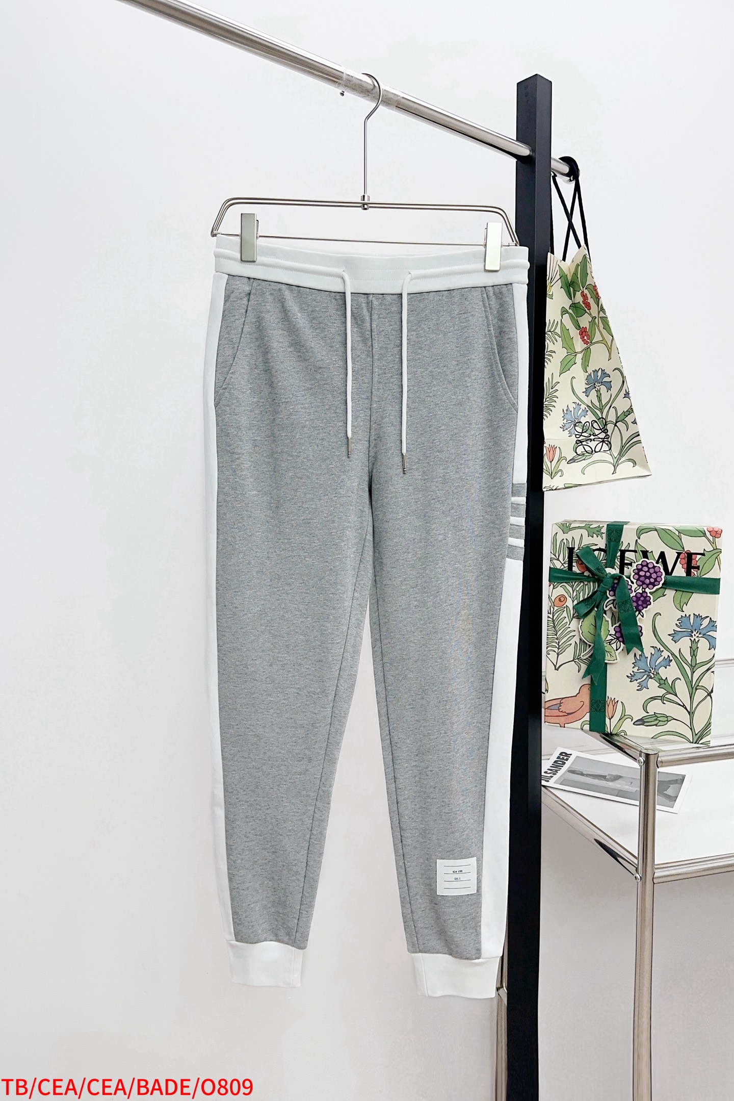 NO:596366,Tops Pants O809 TB White side four-bar trousers The most difficult thing about TB is its fabric. There will never be the same thing on the market. Of course, this one is particularly special. It is also a new online attempt for the brand. We cut a piece of z-ray development fabric and dyed it and it took three months to make it. High-quality cotton yarn imported from Italy. It has been processed through multiple processes. It feels comfortable, breathable and does not deform.  The four-bar splicing part is also difficult. Because it is three uniform bars, a special machine must be used to make it. In this way, it will be very uniform. After the splicing is completed, the semi-finished product must be ironed several times before continuing to make it. This can ensure its beauty and smoothness. There are really many processes. But it took more than three months of work. It is really 99% when it is restored!  We will make every TB model carefully. The color is gray and navy blue. The code number is 12345. The three standards are complete and can be sold separately,,alexander wang19860909上衣 裤子 O809 TB  白边侧四杠长裤 TB的东西最难搞的就是它的面料了.市场上绝对不会有一样的.当然这款是尤其特殊了.对于品牌来说它也是全新上线尝试.我们剪掉了一件z光开发面料加染色就做了三个月.意大利进口上等的棉纱.经过多道工艺处理而成.手感舒适.透气.不变形 四杠拼接部分也是有一定难度的.因为是三条均匀的拉条.必须选用特种专机来进行制作.这样出来非常的均匀.拼接完成后又必须半成品就中烫几次再继续制作.这样才能保证它的美观和平整.工序真的超多.但是这样折腾了三个多月.能还原到真的是99了！我们会用心做好每一款TB 颜色灰色 藏青色 码数12345 三标齐全 可拆卖,,alexander wang,Men's clothing