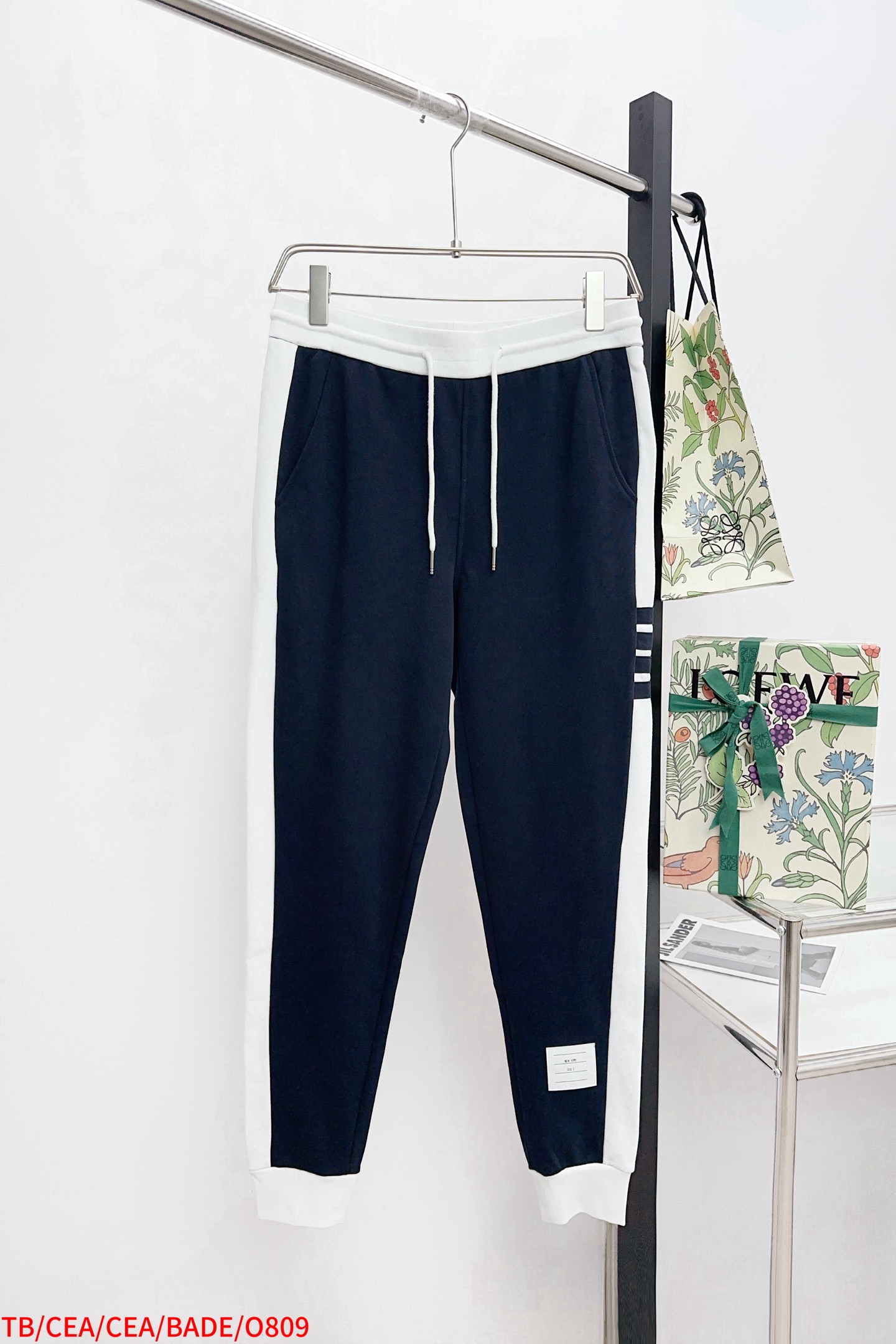 NO:596369,Tops Pants O809 TB White side four-bar trousers The most difficult thing about TB is its fabric. There will never be the same thing on the market. Of course, this one is particularly special. It is also a new online attempt for the brand. We cut a piece of z-ray development fabric and dyed it and it took three months to make it. High-quality cotton yarn imported from Italy. It has been processed through multiple processes. It feels comfortable, breathable and does not deform.  The four-bar splicing part is also difficult. Because it is three uniform bars, a special machine must be used to make it. In this way, it will be very uniform. After the splicing is completed, the semi-finished product must be ironed several times before continuing to make it. This can ensure its beauty and smoothness. There are really many processes. But it took more than three months of work. It is really 99% when it is restored!  We will make every TB model carefully. The color is gray and navy blue. The code number is 12345. The three standards are complete and can be sold separately,,alexander wang19860909上衣 裤子 O809 TB  白边侧四杠长裤 TB的东西最难搞的就是它的面料了.市场上绝对不会有一样的.当然这款是尤其特殊了.对于品牌来说它也是全新上线尝试.我们剪掉了一件z光开发面料加染色就做了三个月.意大利进口上等的棉纱.经过多道工艺处理而成.手感舒适.透气.不变形 四杠拼接部分也是有一定难度的.因为是三条均匀的拉条.必须选用特种专机来进行制作.这样出来非常的均匀.拼接完成后又必须半成品就中烫几次再继续制作.这样才能保证它的美观和平整.工序真的超多.但是这样折腾了三个多月.能还原到真的是99了！我们会用心做好每一款TB 颜色灰色 藏青色 码数12345 三标齐全 可拆卖,,alexander wang,Men's clothing