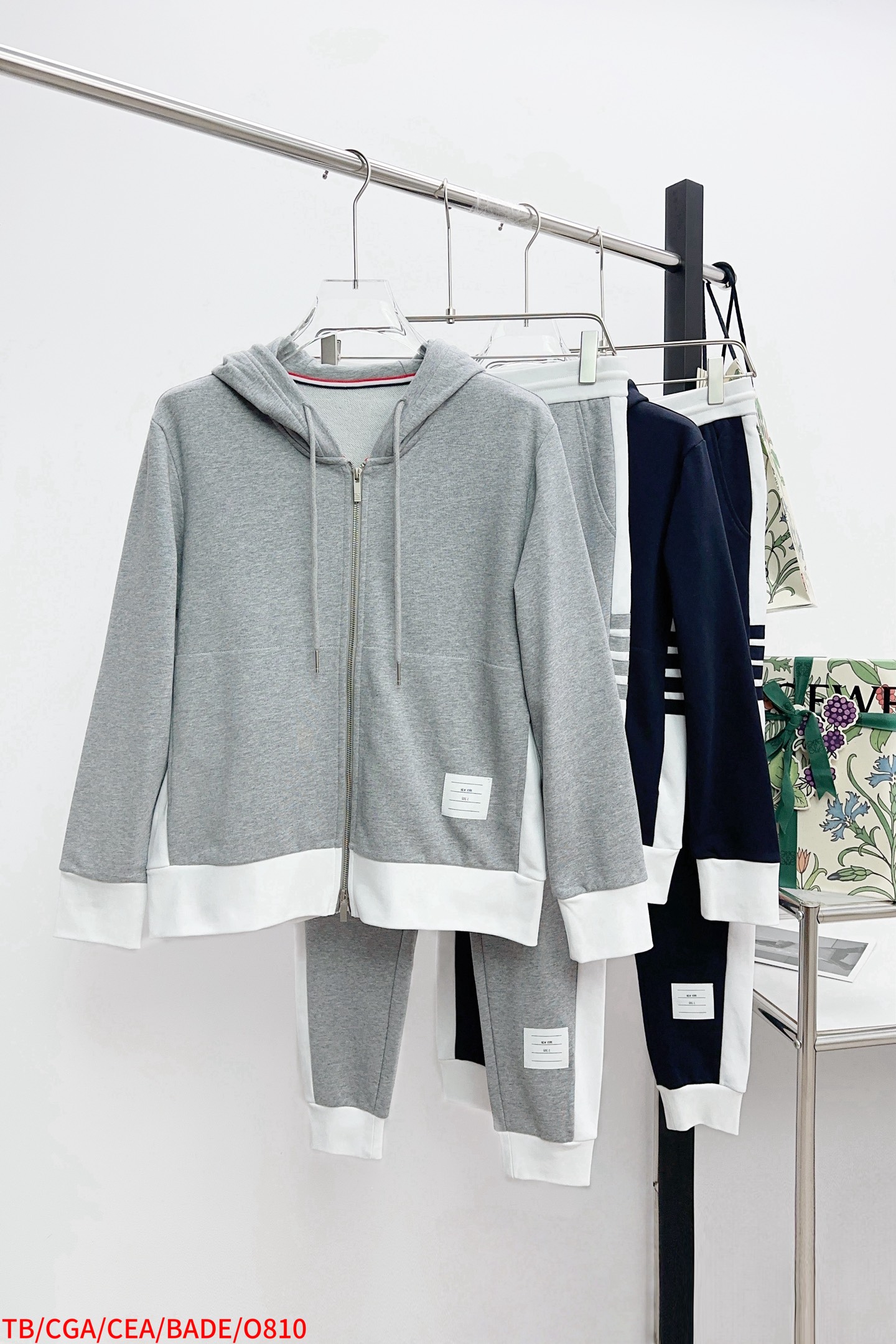 NO:596375,Tops, pants, O TB white side four-bar zipper hoodie. The most difficult thing about TB is its fabric. There will never be the same thing on the market. Of course, this one is particularly special. It is also a new online attempt for the brand. We cut a piece of z-ray development fabric and dyed it and it took three months to make it. High-quality cotton yarn imported from Italy. It is processed through multiple processes. It feels comfortable, breathable and does not deform.  The four-bar splicing part is also difficult. Because it is three uniform bars, a special machine must be used to make it. In this way, it will be very uniform. After the splicing is completed, the semi-finished product must be ironed several times before continuing to make it. This can ensure its beauty and smoothness. There are really many processes. But it took more than three months of work. It is really 99% when it is restored!  We will make every TB model carefully. The color is gray and navy blue. The code number is 12345. The three standards are complete. It can be sold separately, hats, alexander wang19860909上衣 裤子 O TB   白边侧四杠拉链帽衫 TB的东西最难搞的就是它的面料了.市场上绝对不会有一样的.当然这款是尤其特殊了.对于品牌来说它也是全新上线尝试.我们剪掉了一件z光开发面料加染色就做了三个月.意大利进口上等的棉纱.经过多道工艺处理而成.手感舒适.透气.不变形 四杠拼接部分也是有一定难度的.因为是三条均匀的拉条.必须选用特种专机来进行制作.这样出来非常的均匀.拼接完成后又必须半成品就中烫几次再继续制作.这样才能保证它的美观和平整.工序真的超多.但是这样折腾了三个多月.能还原到真的是99了！我们会用心做好每一款TB 颜色灰色 藏青色 码数12345 三标齐全 可拆卖,,hats,alexander wang,Men's clothing