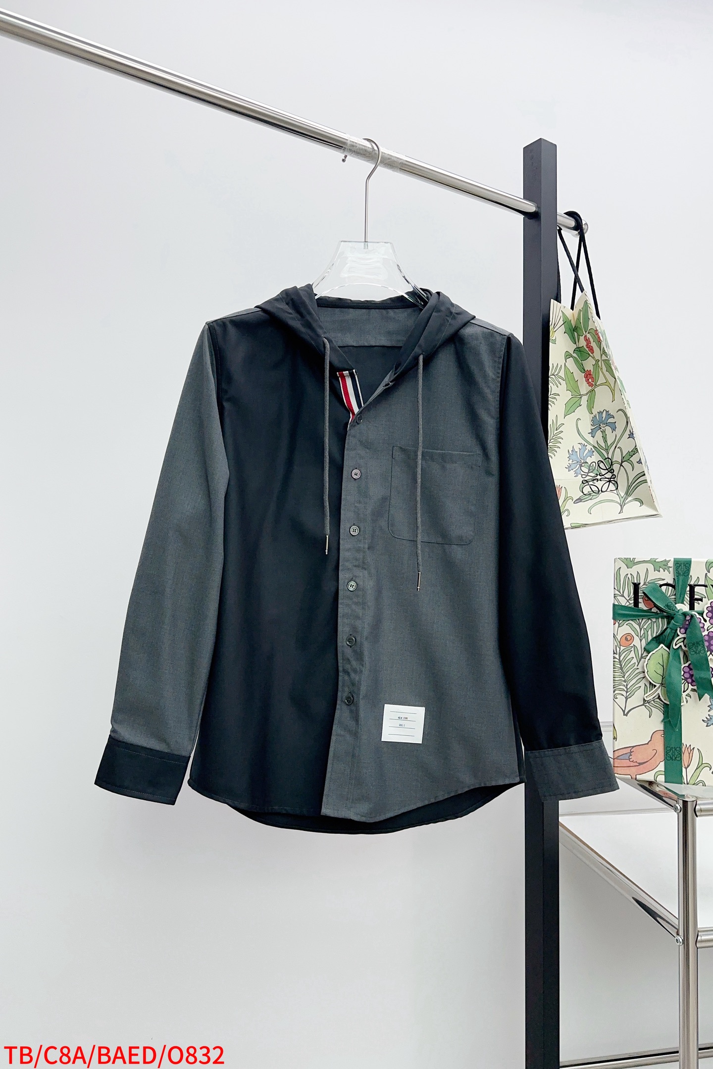 NO:596390,O832 TB THOM BROWNE hooded inner webbing color-blocking. The left and right color-blocking design is simple and unique. The iconic red, white and blue webbing is hidden in the placket, which is very stylish when exposed in a low-key manner. The buttons are easy to put on and take off, and the drawstring hood can be worn whenever you want. It has a casual feel. It is perfect for daily outings and casual outfits. If you like this kind of simple and designed, don't miss it, it will give you a sense of luxury when you wear it!  Color matching code number 1234 complete three standards, hats, alexander wang19860909O832 TB THOM BROWNE 连帽内织带拼色 左右拼色设计简约又特别,门襟里藏着标志性红白蓝织带,低调露出来超有范儿~纽扣穿脱方便,抽绳连帽想戴就戴,休闲感拉满.日常出街、随便一搭都很绝,喜欢这种简约又有设计的,别错过,穿身上就是高级感呀！ 颜色拼色 码数1234 三标齐全,,hats,alexander wang,Men's clothing