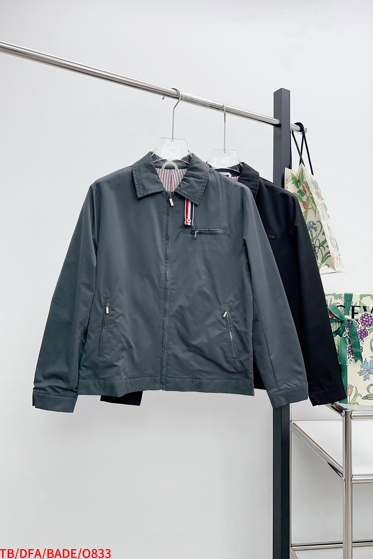 NO:596387,O833 TB THOM BROWNE versatile double-sided webbing double-layer casual jacket, size 1-4, color gray, black, complete with three labels,,jackets & coats,jackets & coats,alexander wang19860909O833 TB THOM BROWNE百搭双侧织带双层休闲夹克外套  码数1-4 颜色灰色,黑色 三标齐全,,jackets & coats,jackets & coats,alexander wang,Men's clothing