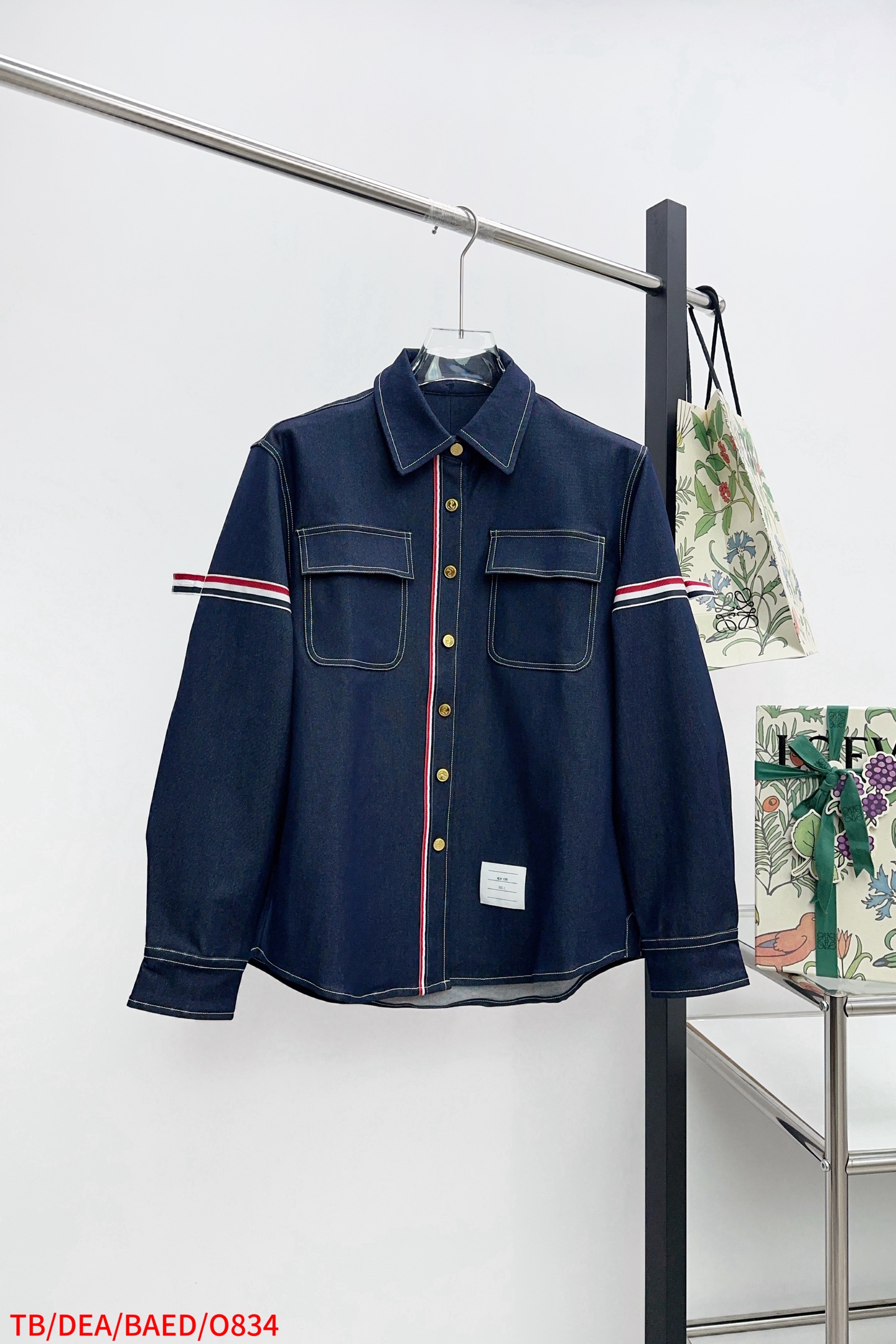 NO:596381,O834 TB source factory direct hair, striving for the ultimate restoration (TB corduroy double armband) THOM BROWNE. (Heavy exclusive new model) TB new corduroy double armband webbing thick autumn and winter. The fabric is made of corduroy thickened fabric. Double armband TB iconic style. The buttons are made of high-quality four-button buttons. Produced on the own brand workshop assembly line. The stitches are fine and neat. The details determine the quality. Made in Italy. All three standards are shipped.  The packaging comes standard with TB white dust bag packaging. A full set of TB gift box packaging can be added. Casual, same style for men and women. Color: Navy blue. Gray. Size: 1234. Complete with three standards,,alexander wang19860909O834 TB源头工厂直发 力求极致还原（TB灯芯绒双袖标） THOM BROWNE .（重磅独家新款） TB新款灯芯绒双袖标织带厚款秋冬 面料采用灯芯绒加厚面料 双袖标TB标志性款式 扣子采用品质四合扣 自家品牌车间流水线生产 针距细密 走线整齐 细节决定品质意大利制造产地标 发货三标齐 包装标配TB白色防尘袋包装 可加装TB全套礼盒包装  休闲 男女同款  颜色藏青色 灰色 尺码1234 三标齐全,,alexander wang,Men's clothing