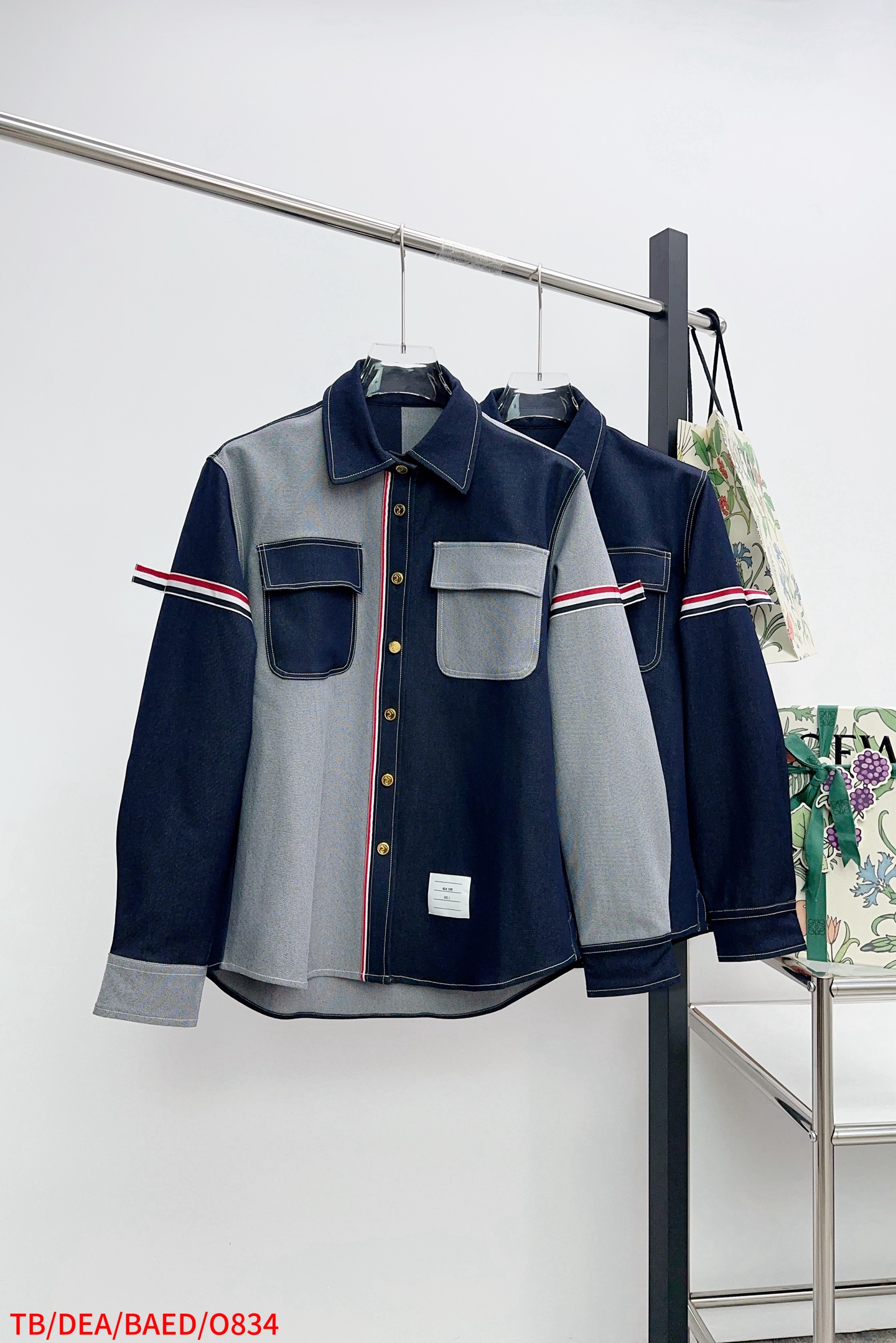 NO:596384,O834 TB source factory straight hair, striving for ultimate restoration, TB color block stitching design denim jacket, navy blue and gray denim color block design, classic collar, front button, chest cover strap design, red, white and blue grosgrain webbing on both sleeves, color block color code number 1234 yards, complete three standards,,jackets & coats,jackets & coats,alexander wang19860909O834 TB源头工厂直发 力求极致还原 TB拼色拼接设计牛仔夹克外套 海军蓝灰色牛仔拼色设计 经典领 正面纽扣 胸前盖带设计 双袖红白蓝罗缎织带 颜色拼色 码数1234码 三标齐全,,jackets & coats,jackets & coats,alexander wang,Men's clothing