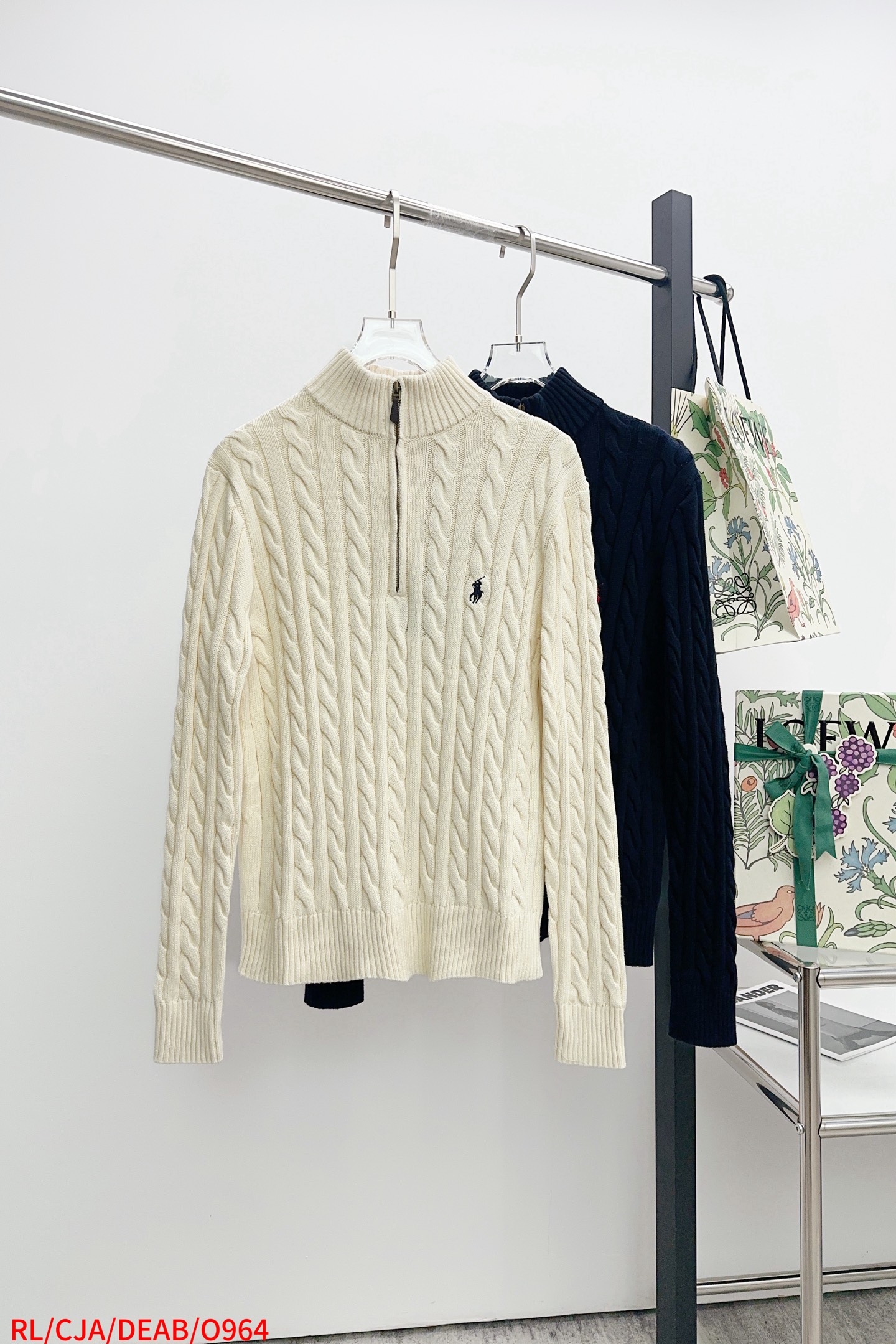 NO:726057,Replaceable after the end of the year O964 RL Rah Lauren exclusively provides the latest fashionable autumn and winter sweaters. Jackets with classic design and great appearance. The quality is impeccable and the quality control can be purchased directly. It is a high-end product that cannot be faulted! You can feel its powerful aura through the detailed pictures. It has a remarkable effect of gathering heat and keeping warm, so you don’t have to worry about getting a little chilly! Both fashionable and functional, the whole style looks more luxurious! Available in sizes S-XL, next day, jackets & coats, sweaters,19860909年后退换 O964 RL Rah Lauren拉夫独家专供最新时尚秋冬毛衣 经典设计感与颜值爆棚的外套,品质更是无法挑剔品控可以直接入手,不容过错的高端臻品！通过细节图片便可感受到它强悍的气场,聚温保暖效果显著,完全不用担心会有一点寒意！时尚与功能性兼备,整款显得更加的奢华大气！ 尺码S-XL 三标齐全 隔天,,jackets & coats,sweaters,,Men's clothing