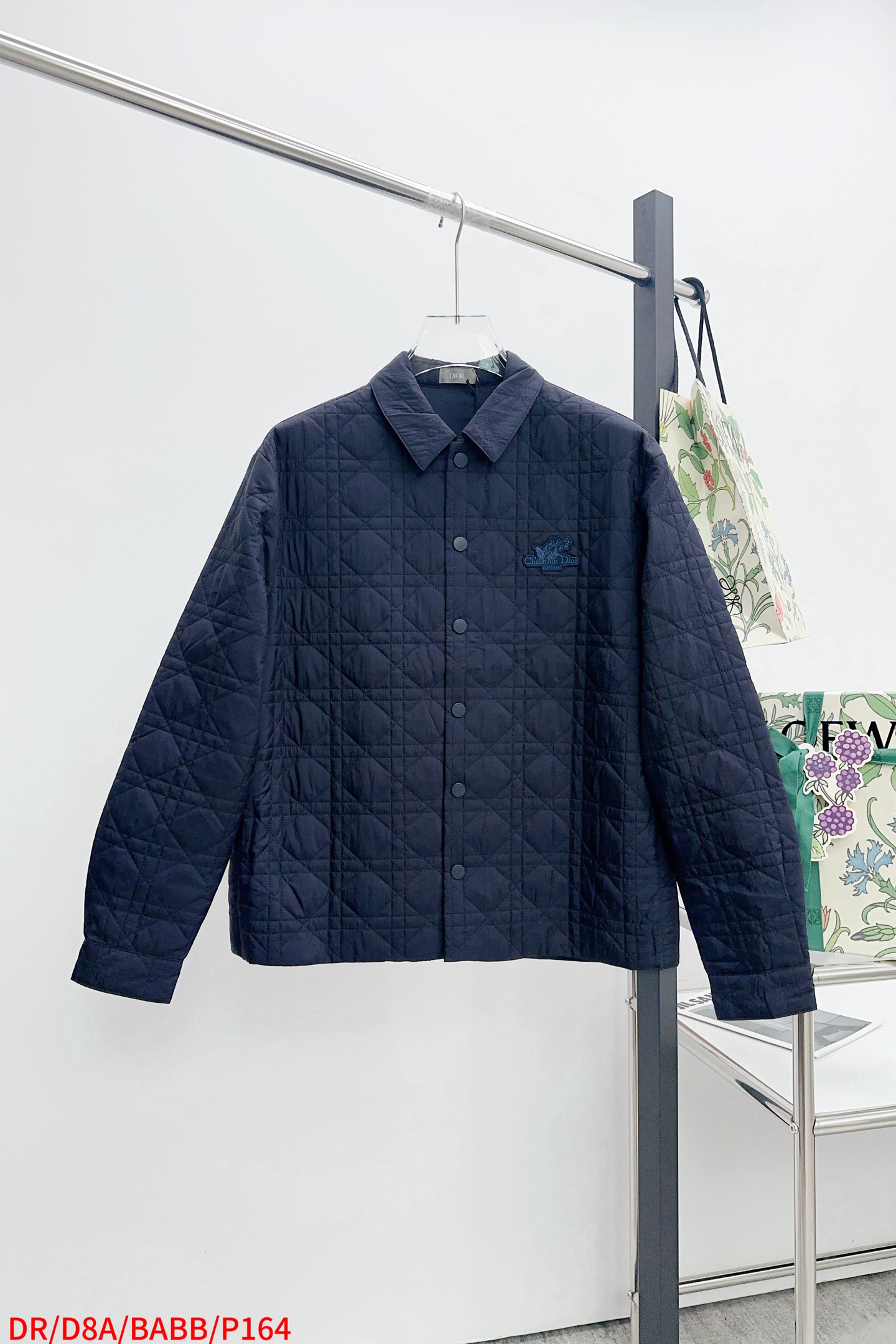 NO:596389,DR DIOR Dior Lily of the Valley logo single-breasted lapel long sleeves ———————  Purchased YB pattern making, using imported custom-made cotton fabrics, which are crisp and durable. The quilting process is exquisite, the diamond pattern is even and regular, and each stitch is fine and tight, which not only enhances the three-dimensional effect, but also effectively fixes the internal filling to prevent shifting; the embroidery patches are a masterpiece of technology, the pattern outline is extremely precise, the lines are smooth and natural, every detail is meticulous, and every millimeter is exquisite; the buttons are firmly inlaid on the top, opening and closing smoothly, and full of texture.  The design of the neckline is delicate, the lapel lines are smooth, and the edges are exquisitely processed. It fits the neck and is comfortable and stylish. ————————Material: Polyester fiber Loose fit Color blue Size S-XL Complete with three standards Next day, dior, dior, alexander wang19860909DR DIOR迪奥铃兰标识单排扣翻领长袖 ——————— 购入YB打版,采用进口定制棉质面料,挺括且耐穿,绗缝工艺精湛,菱形格纹均匀规整,每一道缝线细密且紧实,不仅增强了立体感,还能有效固定内部填充防止移位;刺绣贴饰采用技术的杰作,图案轮廓精准无比,线条流畅自然,每一处细节都细腻入微,毫厘之间尽显精致;纽扣牢固地镶嵌在上,开合顺滑,质感满满, 领口处的设计细腻,翻领线条流畅,边缘处理精致,穿着贴合颈部,舒适又有型. ———————— 材质: 聚酯纤维 版型宽松 颜色蓝色 尺码S-XL 三标齐全 隔天,,dior,dior,alexander wang,Men's clothing