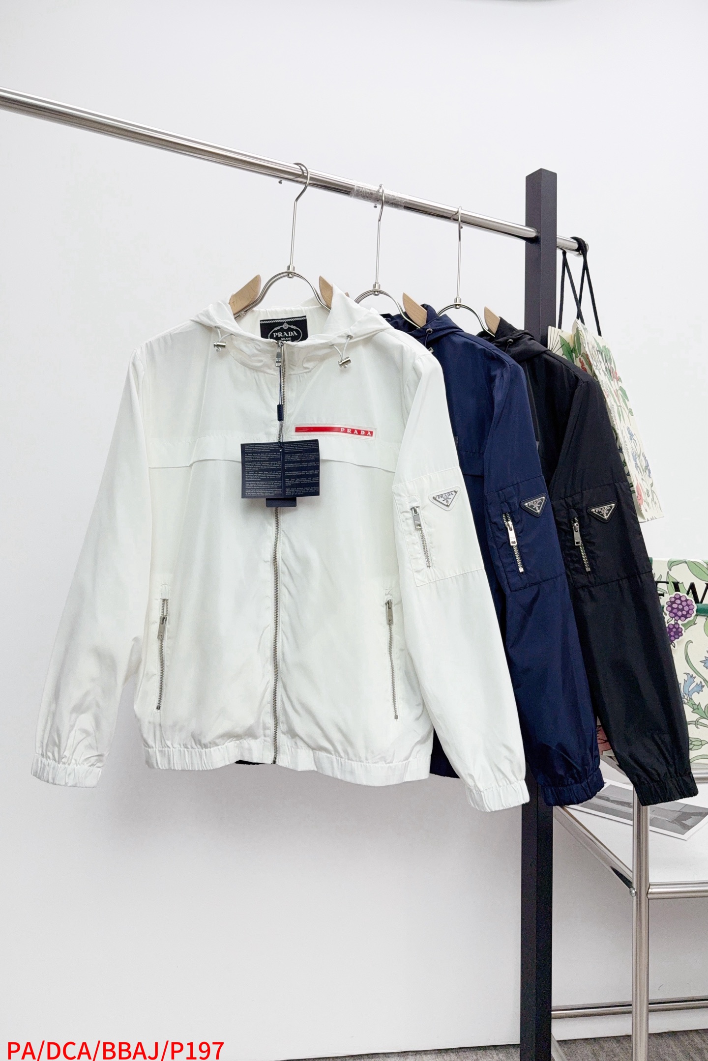 NO:732831,PA PARDA Prada 26 spring new red label men's hooded!  !  High-end customized fabrics, polyester fiber blended fabrics, fine texture, wrinkle-resistant lining, three-dimensional and stylish, extremely superior, and extremely comfortable to the touch. It is a unique fabric type on the market. The texture is invincible, and the upper body is light and unburdened. The hooded body is a perfect interpretation of the sports style. It is low-key and simple, showing a dynamic and energetic upper body effect. This kind of hooded part has a sense of design and looks good no matter how you wear it. It is simply a blessing for commuter men~  The exquisite brand laminated red logo elements on the chest and the classic large pockets inserted diagonally make the specifications obvious and fully recognizable. The details highlight the design features and exquisite craftsmanship, and the overall details are wonderful!  The fit is loose, three-dimensional cutting, not picky, and a fit that everyone can wear. The high street sports style is handsome and casual, the upper body is slim and versatile, the classic and timeless fit is not picky, and is suitable for various occasions!  !  [Color] Black White Royal Blue [Number of Sizes] M L XL 2XL 3XL Complete with three standards, prada, hats,19860909PA PARDA普拉达 26春款新款红标男士连帽！！ 高端定制面料,面料聚酯纤维混纺面料,质感光泽细腻,不易褶皱的里料,立体有型,极为优越,触感极为舒适,属于市面独一无二的面料类型,质感无敌,上身轻便无负担感~连帽轮番尽致演绎的运动风格,低调简约,尽显动感活力上身效果非常出色 ,这种连帽局部有设计感的,怎么穿都好看, 简直是通勤男士的福音～ 胸前精致的品牌压胶红标Logo元素标以及斜插经典大兜,规格显而易见,辨识度满满 细节处彰显设计特色和精湛工艺,整体细节美妙绝伦！ 版型宽松,立体裁剪,不挑人,人人都可以穿的版型 高街运动风帅气随性,上身显瘦又百搭,经典不过时的版型,不挑人,适合各种场合穿搭！！【颜色】黑色 白色 宝蓝色【码数】M L XL 2XL 3XL 三标齐全,,prada,hats,,Men's clothing