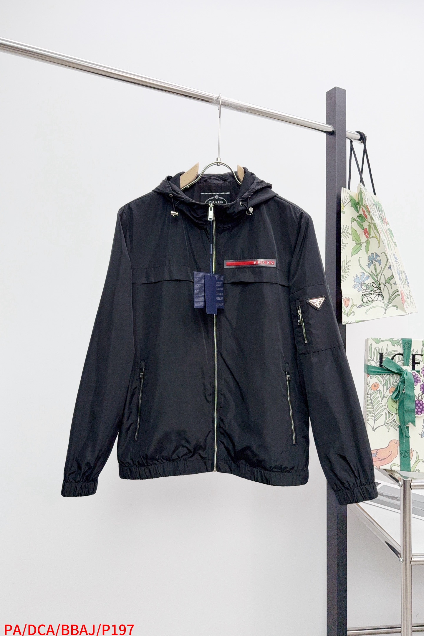 NO:732826,PA PARDA Prada 26 spring new red label men's hooded!  !  High-end customized fabrics, polyester fiber blended fabrics, fine texture, wrinkle-resistant lining, three-dimensional and stylish, extremely superior, and extremely comfortable to the touch. It is a unique fabric type on the market. The texture is invincible, and the upper body is light and unburdened. The hooded body is a perfect interpretation of the sports style. It is low-key and simple, showing a dynamic and energetic upper body effect. This kind of hooded part has a sense of design and looks good no matter how you wear it. It is simply a blessing for commuter men~  The exquisite brand laminated red logo elements on the chest and the classic large pockets inserted diagonally make the specifications obvious and fully recognizable. The details highlight the design features and exquisite craftsmanship, and the overall details are wonderful!  The fit is loose, three-dimensional cutting, not picky, and a fit that everyone can wear. The high street sports style is handsome and casual, the upper body is slim and versatile, the classic and timeless fit is not picky, and is suitable for various occasions!  !  [Color] Black White Royal Blue [Number of Sizes] M L XL 2XL 3XL Complete with three standards, prada, hats,19860909PA PARDA普拉达 26春季新款红标男士连帽！！ 高端定制面料,面料聚酯纤维混纺面料,质感光泽细腻,不易褶皱的里料,立体有型,极为优越,触感极为舒适,属于市面独一无二的面料类型,质感无敌,上身轻便无负担感~连帽轮番尽致演绎的运动风格,低调简约,尽显动感活力上身效果非常出色 ,这种连帽局部有设计感的,怎么穿都好看, 简直是通勤男士的福音～ 胸前精致的品牌压胶红标Logo元素标以及斜插经典大兜,规格显而易见,辨识度满满 细节处彰显设计特色和精湛工艺,整体细节美妙绝伦！ 版型宽松,立体裁剪,不挑人,人人都可以穿的版型 高街运动风帅气随性,上身显瘦又百搭,经典不过时的版型,不挑人,适合各种场合穿搭！！【颜色】黑色 白色 宝蓝色【码数】M L XL 2XL 3XL 三标齐全,,prada,hats,,Men's clothing