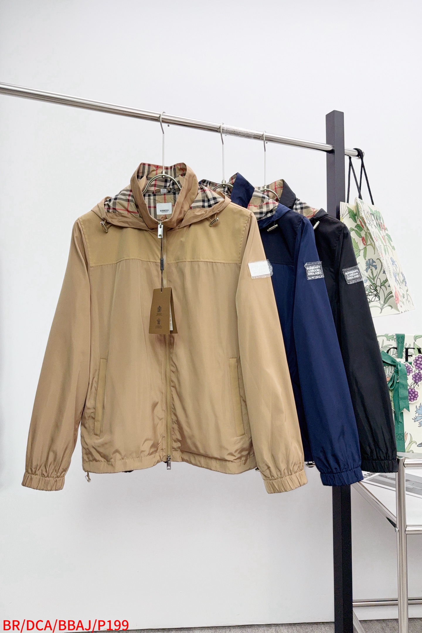 NO:732816,BR Burberry’s top quality products!  !  !  The best hooded jacket this year. Close your eyes and enter!  Satisfies all kinds of quality control and detail control. Such weight and value really need to be carefully studied to achieve the perfect effect of creating a straight and straight chest. The grade revealed by the texture is definitely not comparable to ordinary jackets. The meticulous workmanship is not perfunctory. The taste and temperament are always revealed in the behavior!  The upper body is handsome and charming!  ………………………………………… Sizes M-3XL, complete with three standards, burberry, jackets & coats, hats,19860909BR 巴宝莉 渠道的精品狠货！！！ 今年最好看的连帽夹克 闭眼入！ 满足各种品质控 细节控 这样的分量与价值真的是需要细琢慢究 成完美缔造胸挺立廓的效果 质感所流露的档次绝非一般夹克可比  精工细作并非敷衍了事 举止之间时刻流露出的品味及气质！ 上身帅气迷人！ ……………………………………………… 尺码M-3XL 三标齐全,,burberry,jackets & coats,hats,,Men's clothing