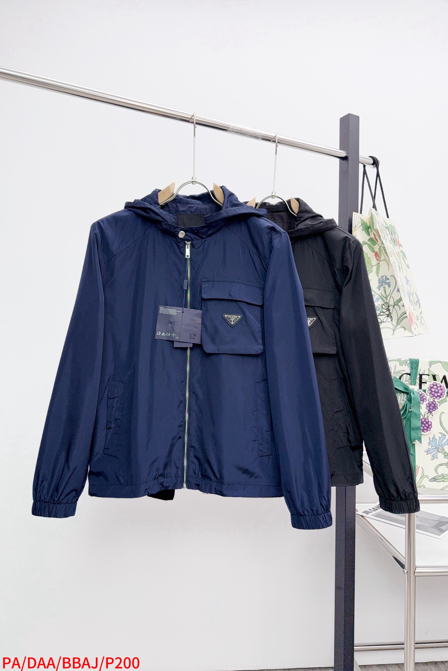 NO:732811,PA PRADA 2026 early spring new original men's hooded detachable, simultaneous sale on the official website, hot style, high version, simple, fashionable and versatile, chest pocket embroidered triangle logo design, using original imported polyester fiber memory fabric, soft and delicate feel, comfortable upper body, original imported lettering hardware accessories, OEM factory finely made with smooth lines, exquisite craftsmanship, awesome version, very fashionable and handsome with any combination, highly recommended!  Sizes M-3XL (the largest size can be about 50 pounds, please state your height and weight when placing an order) black royal blue, prada, prada, hats,19860909PA PRADA 普拉哒2026早春新款原单男士连帽 可拆卸 官网同步售卖 爆款 高版本 简洁时尚百搭 胸前口袋绣三角logo标设计 采用原版进口聚酯纤维记忆面料 手感柔软细腻 上身舒适 客供原版进口刻字五金辅料配件,代工厂精细做线条流畅,工艺精致,版型超赞,随意搭配都非常时尚帅气强烈推荐哦！尺码M-3XL（最大码可穿斤左右 下单请报身高体重）黑色 宝蓝色,,prada,prada,hats,,Men's clothing