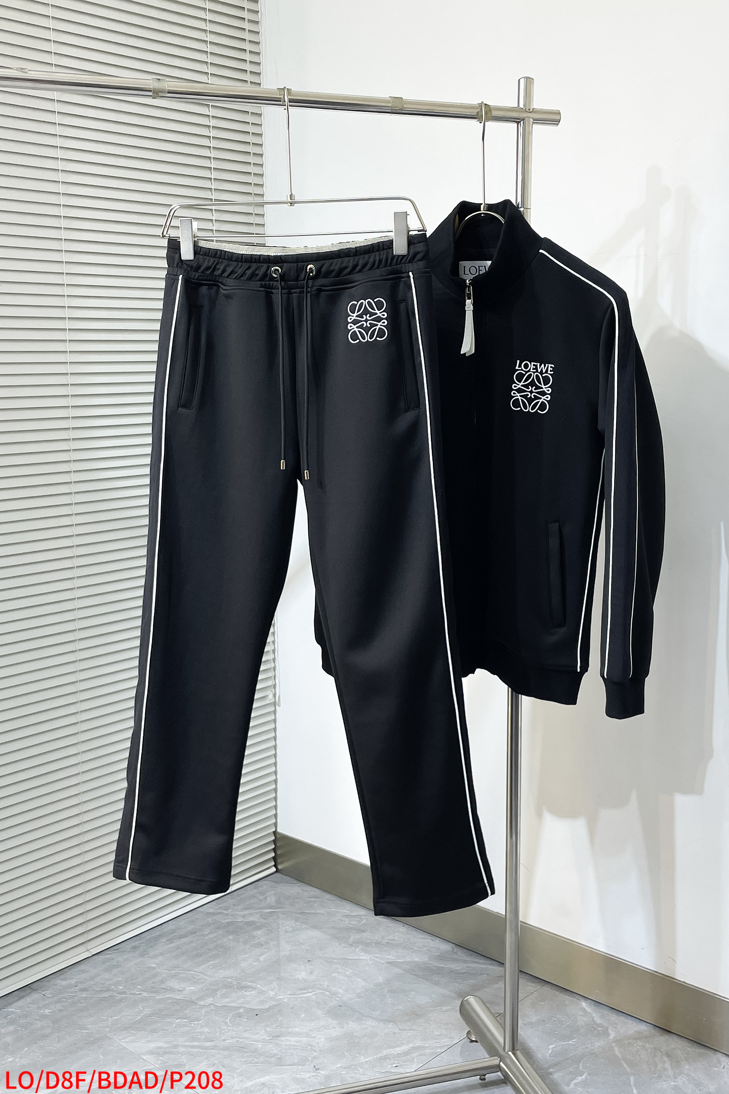 NO:726074,Exchange after the new year P LO Luo Yiwei exclusive new casual suit high-end version!  Customized fabric with high breathability and comfort, impeccable details, brand element design concept, reflecting high quality. It feels delicate and soft!  It presents a casual cut and the upper body shape is awesome!  Size: M-3XL, complete with three standards, not for sale,,loewe,19860909年后退换 P LO 罗意威 独家专供新款休闲套装 高端版本！定制面料 透气舒适度高,细节无可挑剔,品牌元素设计理念,体现高品质.手感细腻柔软！呈现休闲裁剪,上身版型超赞！码数: M-3XL 三标齐全 不拆卖,,loewe,,Men's clothing