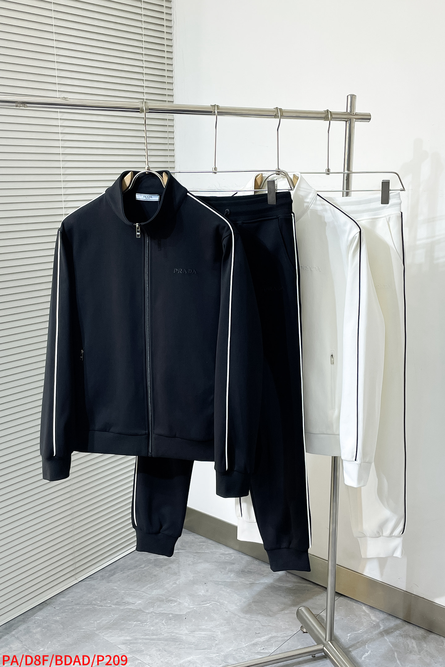 NO:726067,Replace PA Prada after the new year, exclusively for new casual suits, high-end version!  Customized fabric with high breathability and comfort, impeccable details, brand element design concept, reflecting high quality. It feels delicate and soft!  It presents a casual cut and the upper body shape is awesome!  Size: M-3XL, complete with three standards, not for sale, prada,19860909年后退换  PA 普拉达 独家专供新款休闲套装 高端版本！定制面料 透气舒适度高,细节无可挑剔,品牌元素设计理念,体现高品质.手感细腻柔软！呈现休闲裁剪,上身版型超赞！码数: M-3XL 三标齐全 不拆卖,,prada,,Men's clothing