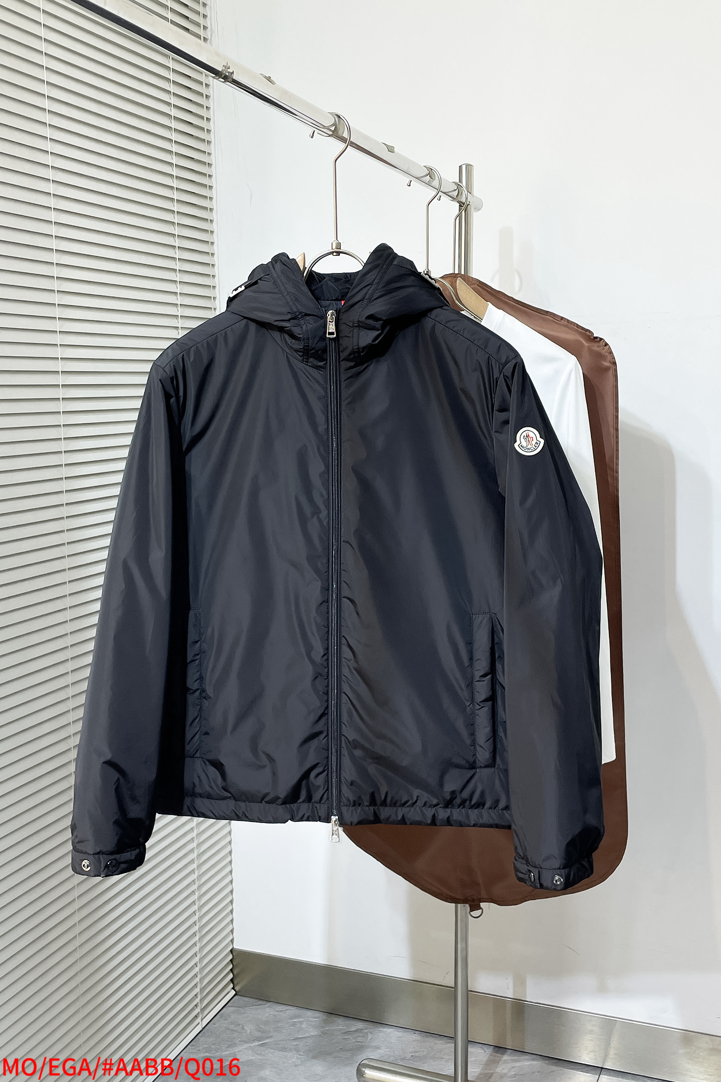 NO:596361,Q016 MO Meng Mouth 25 spring and summer new nylon, with positioning printing on the front, positioning laser cutting, loose fit, logo zipper puller, two-way zipper opening and closing, drawstring hood and hem, side zipper pockets, elastic cuff design, outer and inner layers are made of nylon fabric, all in good condition; black M-3XL three-label complete cotton coat, Moncler, hats, alexander wang19860909Q016 MO 蒙口 25春夏新品尼龙,正面饰有定位印花、定位激光剪裁、呈现宽松版型,设有Logo拉链头、双向拉链开合、抽绳式连帽与衣摆、侧边拉链口袋、弹性袖口设计,外层和内里选用尼龙面料打造,全品相；黑色 M-3XL 三标齐全 棉衣,,Moncler,hats,alexander wang,Men's clothing