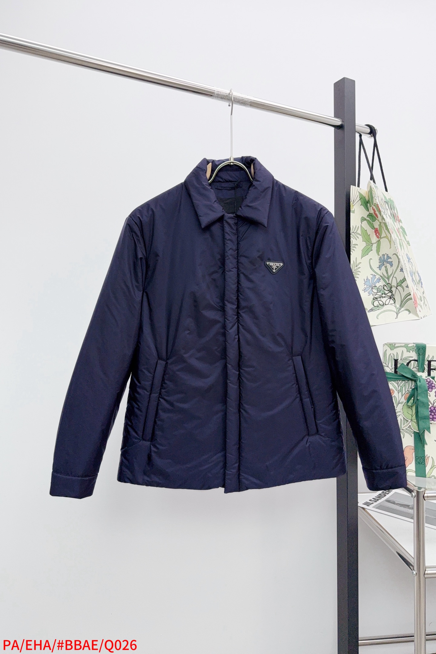 NO:596359,Q026 PA Prada 25 Autumn and Winter Lapel Jacket Prada's lapel jacket uses high-quality cotton filling technology. It has been processed through multiple processes and is made of high-quality filling materials. It has good warmth retention and can store a large amount of air to achieve a good thermal insulation effect. It can still maintain excellent thermal insulation performance in humid environments.  The lapel design is neat and elegant, showing the gentleman's calmness and confidence. The brand logo is embellished on the chest to enhance the recognition and sophistication. It is simple but does not lose the sense of design, highlights the brand style, and makes the overall shape more bright. The classic version, straight cut is not restrictive, and the neat design is suitable for a variety of occasions, showing a capable temperament. The lapel style is simple and generous, modifying the neck line, and easily adapting to different dressing needs. Size M-3XL, three complete standards, color black  blue,,prada,jackets & coats,alexander wang19860909Q026 PA Prada 25秋冬款翻领外套 Prada这款翻领外套采用了高品质棉花填充工艺,经多道工序处理,优质填充材料.保暖性好,能储存大量空气来达到良好的保暖效果,在潮湿环境下仍能保持优异的保暖性能. 翻领设计,利落且优雅,彰显绅士的从容与自信.胸前有品牌标识点缀,提升辨识度与精致感,简约而不失设计感,彰显品牌格调,让整体造型更具亮点. 经典版型,直筒剪裁不束缚,版型设计利落,适配多种场合,能展现干练气质.翻领款式简约大方,修饰颈部线条,轻松应对不同穿搭需求.  码数M-3XL 三标齐全  颜色黑色 蓝色,,prada,jackets & coats,alexander wang,Men's clothing