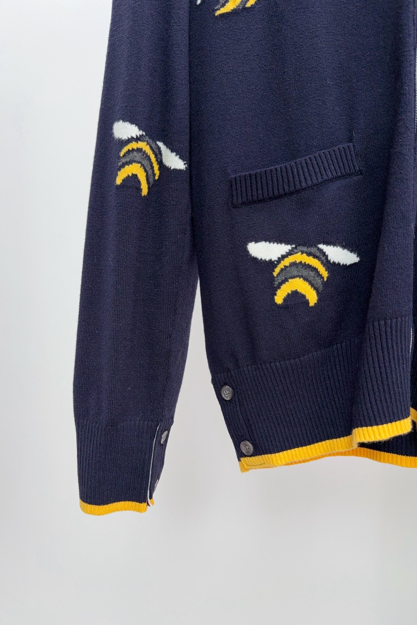 P250 Q049 TB.Thom browne.  小鸟蜜蜂开衫毛衣
码数：1-4  颜色：拼色，蓝色 三标齐全