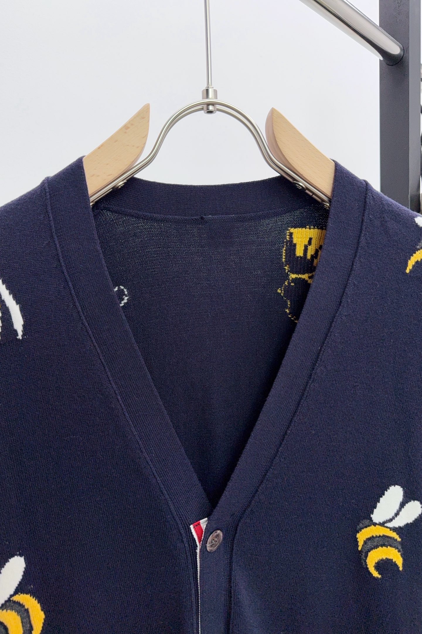 P250 Q049 TB.Thom browne.  小鸟蜜蜂开衫毛衣
码数：1-4  颜色：拼色，蓝色 三标齐全