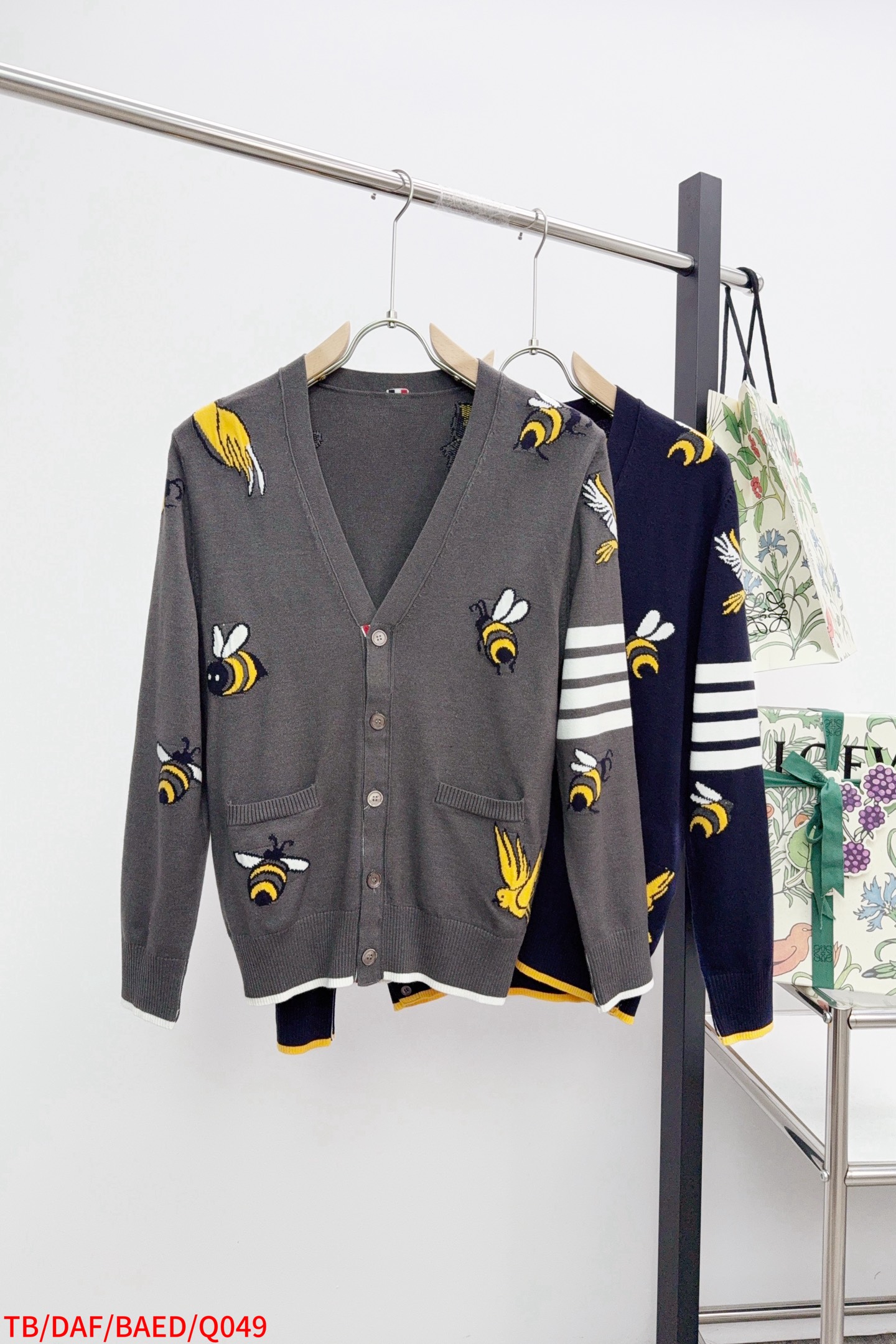 P250 Q049 TB.Thom browne.  小鸟蜜蜂开衫毛衣
码数：1-4  颜色：拼色，蓝色 三标齐全