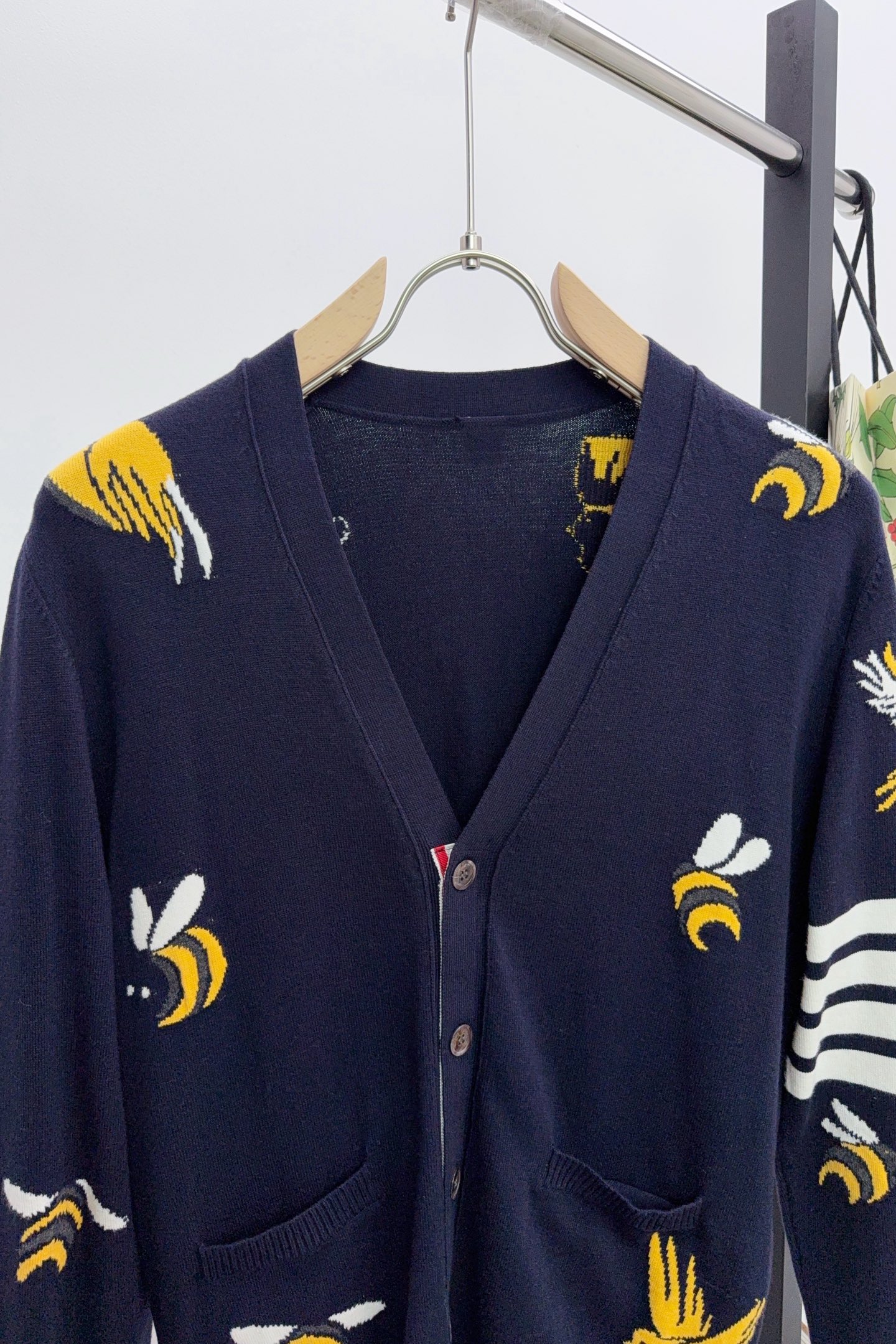 P250 Q049 TB.Thom browne.  小鸟蜜蜂开衫毛衣
码数：1-4  颜色：拼色，蓝色 三标齐全