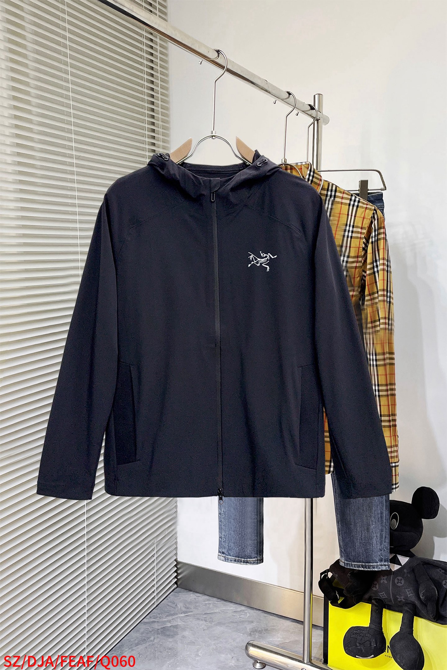 NO:596344,Q060 SZ Arc'teryx 2025 latest 5A level antibacterial new multi-fill aerogel cotton produced by a combination of bionic, aeronautical nano and new spinning technologies. Features heat storage and temperature locking, light material, long-lasting bacteriostasis, mite and sterilization. The surface fabric adopts the lotus leaf water-repellent principle. The inner layer is made of anti-honeycomb porous material. The micro-porous composite fabric is formed through special process technology. It gives the fabric windproof, warm and water-repellent properties and can slow down the penetration of external light rain.  At the same time, its good moisture permeability allows moisture on the body surface to be discharged in time to keep you dry and comfortable. Size M-4XL M (90-120 pounds) L (120-145 pounds)  Choose one size larger,arc'teryx,alexander wang19860909Q060 SZ 始祖鸟 2025最新5A级抑菌 仿生、航 纳米、 新型纺丝几大 术复合生产 的新型多 填充物气凝胶棉 特点蓄热锁温,材质轻盈,持久抑菌,除螨除菌 面布采用荷叶拒水原理 里层采用防蜂巢多孔材料 通过特殊工艺技术形成微多孔复合面料 赋予面料防风保暖,防泼水性能 可以减缓外来小雨渗透 同时其良好透湿性能使体表湿 气及时排出保持干爽舒适. 码数M-4XL M（90-120斤） L（120-145斤） XL（145-155斤） 2XL（155-170斤） 3XL（170-185斤） 4XL（185-200斤） 喜欢宽松一点 选大一码,arc'teryx,alexander wang,Men's clothing