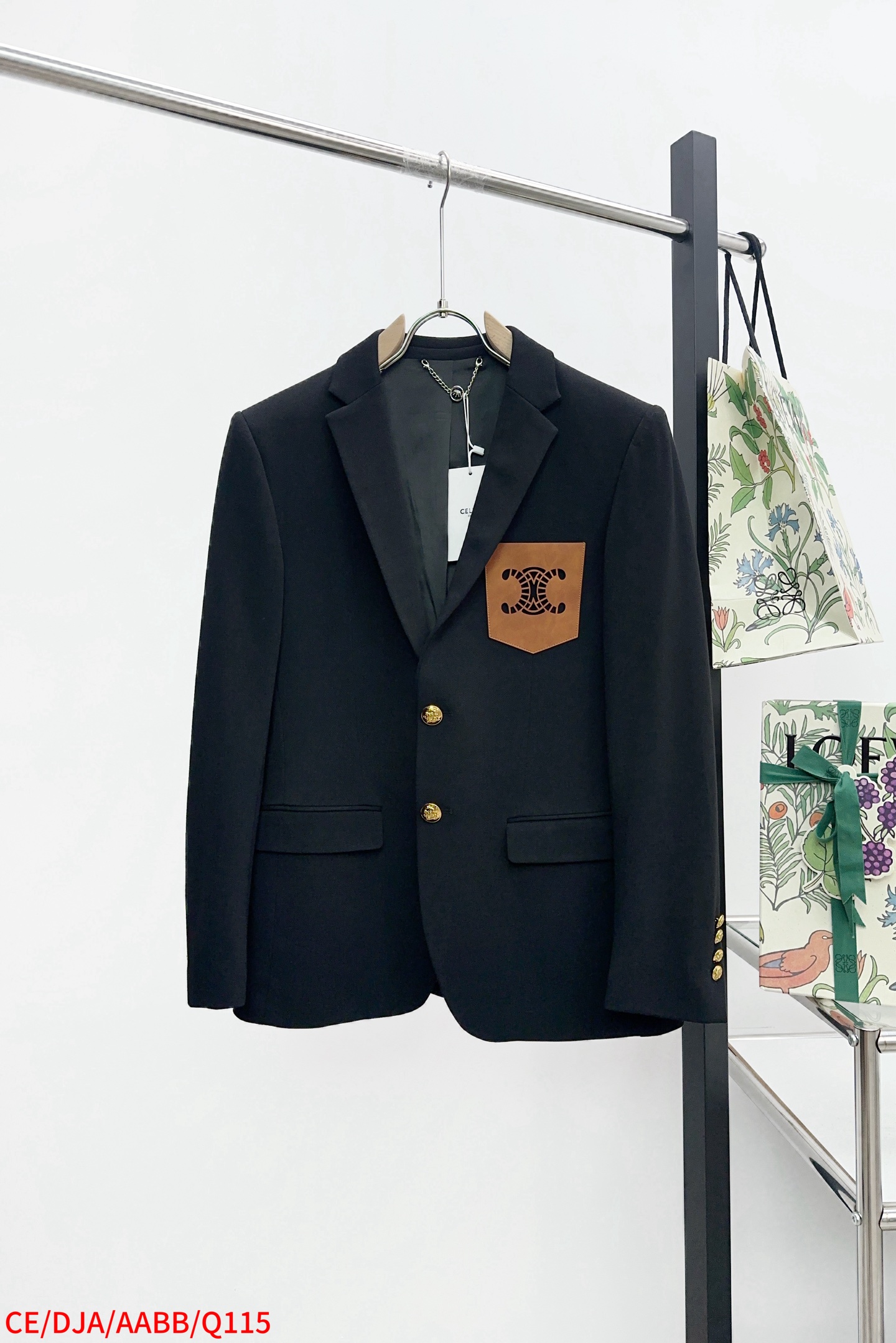 NO:596352,Q116 CELINE 2025 new suit jacket, fashionable and handsome, simple and versatile, customized original fabric, not only crisp and trendy silhouette, but also comfortable to wear, more delicate yarn weaving, size M-3XL, three standards complete,,celine,jackets & coats,business suit,alexander wang19860909Q116 CELINE 2025新品西装外套,时尚帅气,简约百搭款,定制原版面料,不仅挺括,保持潮流的廓形,又穿着舒适,纱织更细腻,码数M-3XL 三标齐全,,celine,jackets & coats,business suit,alexander wang,Men's clothing