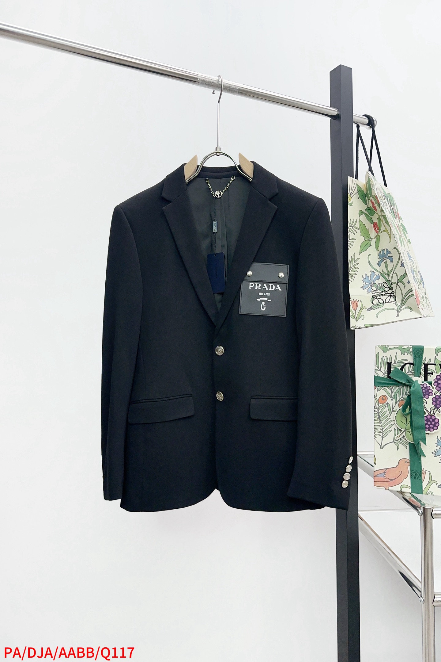 NO:596356,Q117 PA Prada 2025 new suit jacket, fashionable and handsome, simple and versatile, customized original fabric, not only crisp and trendy silhouette, but also comfortable to wear, more delicate yarn weaving, size M-3XL, three standard complete,, prada, jackets & coats, business suit, alexander wang19860909Q117 PA 普拉达 2025新品西装外套,时尚帅气,简约百搭款,定制原版面料,不仅挺括,保持潮流的廓形,又穿着舒适,纱织更细腻,码数M-3XL 三标齐全,,prada,jackets & coats,business suit,alexander wang,Men's clothing