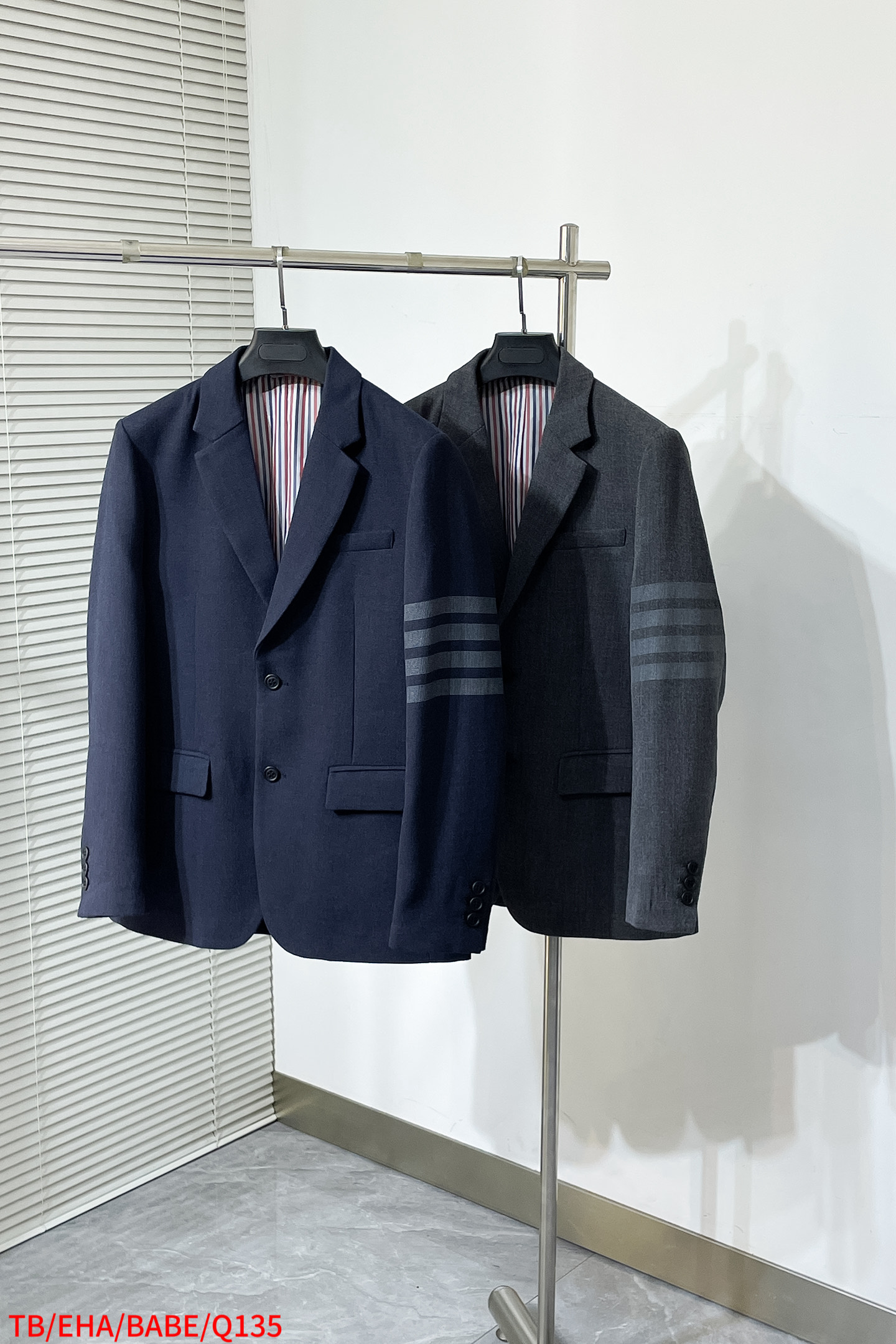 NO:596350,Q135 TB original men's 2025 latest autumn and winter fashion wool t-shirt, available from trading company channels, 25 spring and summer official album and sale items, a star-level item!  A suit with good looks and style!  The design concept of this single suit from the TB family is deeply influenced by traditional British tailoring and American college style. It boldly innovates and explores, cleverly integrates and recreates. The overall color is gray, which is high-end and fashionable, and is favored by young trendsetters. The lining uses the iconic three-color grosgrain of the classic TB family, which enhances the overall artistic sense and gives the wearer the attitude of switching between business and youth. The four sleeve edges  The white strip is the first to use yarn-dyed technology, which is exquisite in technique, vivid and three-dimensional, and deeply demonstrates the charm and status of the brand image. The widened lapels and double slits on the sides are stable and tasteful, giving the overall suit a new sense of fashion. The overall tailoring deeply understands the proportions of the modern male body, accurately grasps the shoulder width, sleeve length, and clothing length, reshaping the traditional image of the suit, showing unprecedented ease and spontaneity!  The top luxury worsted wool fabric supplied from Italy is ultra-high density and fine, with a fiber coefficient of up to Super 160's. It has a crisp and fine texture, and has good non-iron anti-wrinkle function. It has excellent ductility and exquisite details. The sleeves are matched with the brand's exclusive three-color webbing. The top luxury 24K electroplated gold buckle becomes a visual embellishment. It is very high-end and eye-catching, sublimating the overall luxury quality. Fashionable and stunning details!  It is rare and rare in the market, and its appearance is first-class. It is of the highest quality in terms of craftsmanship, design, pattern and fabric. The craftsmanship is inherited from the world's top Belvest workshop, which belongs to Italy's first-class luxury goods OEM. It has remarkably perfect hand-locked Milanese eyes.  It can be incorporated into tailoring textbooks, and the shape is uniform. The hemming and stitching are all hand-sewn by the top tailor masters in the workshop. The arch needle lines are neat and precise, impeccable and very ingenious. A finished suit generally needs to go through more than 220 rigorous processes, which is quite shocking!  Size M-3XL Color Gray Navy Complete three standards, louis vuitton, business suit, gold plating, alexander wang19860909Q135 TB原单男士2025年最新秋冬时装羊毛单西,贸易公司渠道货,25年春夏官宣画册及挂售款,明星级的一款单品！高颜值且品型兼备的一款西装！ TB家族此款单西的设计理念深受英国传统剪裁与美式学院风格的影响,大胆创新探索,巧妙融合再创造.整体选用灰色作为主调色,高级时尚,深受青年潮人的青睐.内衬沿用经典TB家族的标志性三色罗缎,增强整体艺术感,还赋予了穿着者商务和青春两种随意切换的态度主张.袖边四条白杠首创使用色织工艺,技艺精湛,生动立体,深刻彰显品牌形象魅力和身份地位.加宽平驳领,侧边双开衩设计,稳重且不失品味,让西服整体焕发出全新的时尚感.整体剪裁深刻理解现代男性身材比例,精准把握肩宽、袖长、衣长,重塑了西服的传统形象,展现出前所未有的轻松与随性！ 客供意大利顶级奢华精纺羊毛面料,超高密度且精细,纤维系数高达Super 160‘s,质地挺括细腻,并具备良好的免烫抗皱功能,延展性非常优越,细节精致考究,袖子配搭品牌专属三色织带,顶级奢华24K电镀金扣成为视觉点缀,非常高级招眼,升华了整体的贵奢品质,时髦而惊艳的细节处理！ 市面稀缺罕见,品相一流,无论从工艺设计还是版型及面料都堪称上乘,工艺水准传承了世界顶级Belvest工坊制作,属于意大利一流奢侈品代工厂商,显著完美的手工锁米兰眼,可以编入裁缝教科书,形状统一度佳,包边走线均由工坊顶级裁缝大师纯手工缝制,拱针对条工整精细,无可挑剔,非常匠心,一件西服成品大体需经过严谨的220多道工序,相当震撼！ 尺码M-3XL 颜色灰色 藏青色 三标齐全,,louis vuitton,business suit,gold plating,alexander wang,Men's clothing