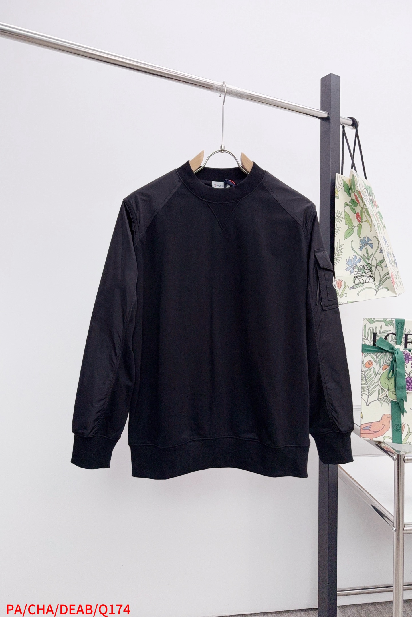 NO:726086,Replacement after the year Q174 MOncler Logo Patch Pocket Sweatshirt SIZE SMLXL Three Standards Complete Next Day Customized soft velvet cotton blended warm core material and tough nylon high-density woven material Smooth, delicate and comfortable to the skin With a touch of deep black as the base, a triangular world is quietly painted on the chest. Iconic Moncler logo embroidered logo decorates the sleeves. Integrated nylon fabrics embellish the square silhouette. Cross-field aesthetic grafting  The exquisite small pocket design reveals a flexible and relaxed beauty, deconstructs the attitude of the modern gentleman, and demonstrates taste in silence. Process 1: Needle and shuttle stitching technology can make full use of the respective advantages of knitted fabrics and woven fabrics. By choosing the appropriate sewing process and stitches, the splicing parts can be ensured to be strong and beautiful. Process 2: Template machine bag opening. The preset template guides the position, shape and size of the bag opening. The accuracy ensures the quality of the bag opening effect. Process 3: The fabrics are washed.  Better feel and texture, not easy to deform, not easy to shrink, not easy to fade, maintain long-term beauty, hoodie, sweatshirts,19860909年后退换 Q174 MOncler 标识贴袋拼接卫衣 SIZE SMLXL 三标齐全 隔天 定制柔绒棉质混纺暖芯料 以及臻韧尼龙高密织造料 光滑细腻 舒适贴肤 以一抹深邃黑幕为底 胸前悄然绘就一方三角形天地 标志性Moncler 标识绣标装饰衣袖 融合尼龙织物点缀方正廓形 跨领域美学嫁接 精致的小口袋设计 流露一股柔韧的松弛美 解构现代绅士的态度 于无声处彰显品味 工艺1: 针梭拼接技术 能够充分利用针织面料和梭织面料的各自优点 通过选择合适的缝制工艺和线迹 可以确保拼接部位牢固且美观 工艺2: 模版机开袋 预设的模板来指导开袋的位置 形状和大小 精确性确保了开袋效果质量 工艺3: 面料都经过浇洗 手感质感更佳 不易变形 不易缩水 不易褪色 保持长久的美观,,hoodie,sweatshirts,,Men's clothing