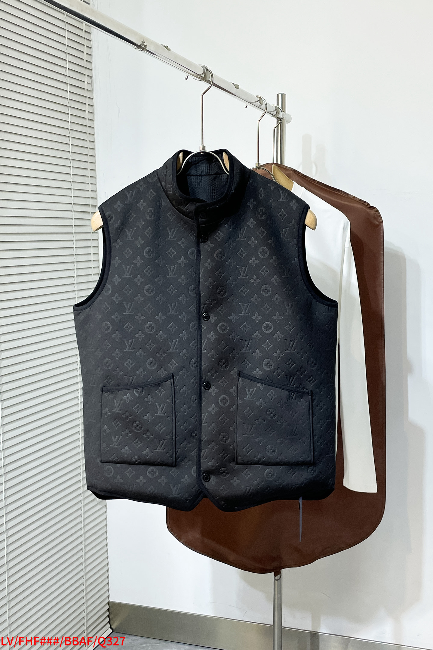 NO:596346,Q327 new double-sided wear. This LV double-sided wear has two different appearances. One side shows the classic brand presbyopia pattern, highlighting fashion and brand style; the other side is relatively simple and low-key solid color or simple texture, meeting the wearer's matching needs in different occasions, increasing the diversity and practicality of wearing.  The front uses buttons to open and close, making it easy to put on and take off. The material and color of the buttons may be carefully selected to match the overall style, serving as embellishment and decoration, while also ensuring the firmness of the opening and closing. With pockets on the front, jb16 increases practicality, which does not affect the overall beauty and is convenient to use. The loose version is comfortable and comfortable to wear, whether it is thicker inside or worn alone, it can maintain a good space for movement. This version is also very tolerant to different body types and can be adapted to a variety of body types.  The code size is M-3XL. Three standards are complete. This model has high profit margins when placing an order if you transfer the picture. Louis Vuitton, Alexander Wang19860909Q327 新款双面穿 LV这款两面穿具备两种不同外观效果,一面呈现经典的品牌老花图案 ,彰显时尚与品牌格调；另一面相对简洁低调的纯色或简约纹理,满足穿着者在不同场合的搭配需求,增加了穿着的多样性和实用性. 正面使用纽扣开合,方便穿脱.纽扣的材质和色泽可能经过精心挑选,与整体风格相匹配,起到点缀和装饰作用,同时也确保了开合的牢固性.正面设有口袋,jb16增加了实用性,既不影响整体美观又方便使用.的宽松版型穿着起来舒适自在,无论是内搭较厚的,还是单穿,都能保持良好的活动空间.这种版型对不同身材的包容性也较强,能适应多种体型穿着. 码数M-3XL 三标齐全 此款转图下单高让利,,louis vuitton,alexander wang,Men's clothing