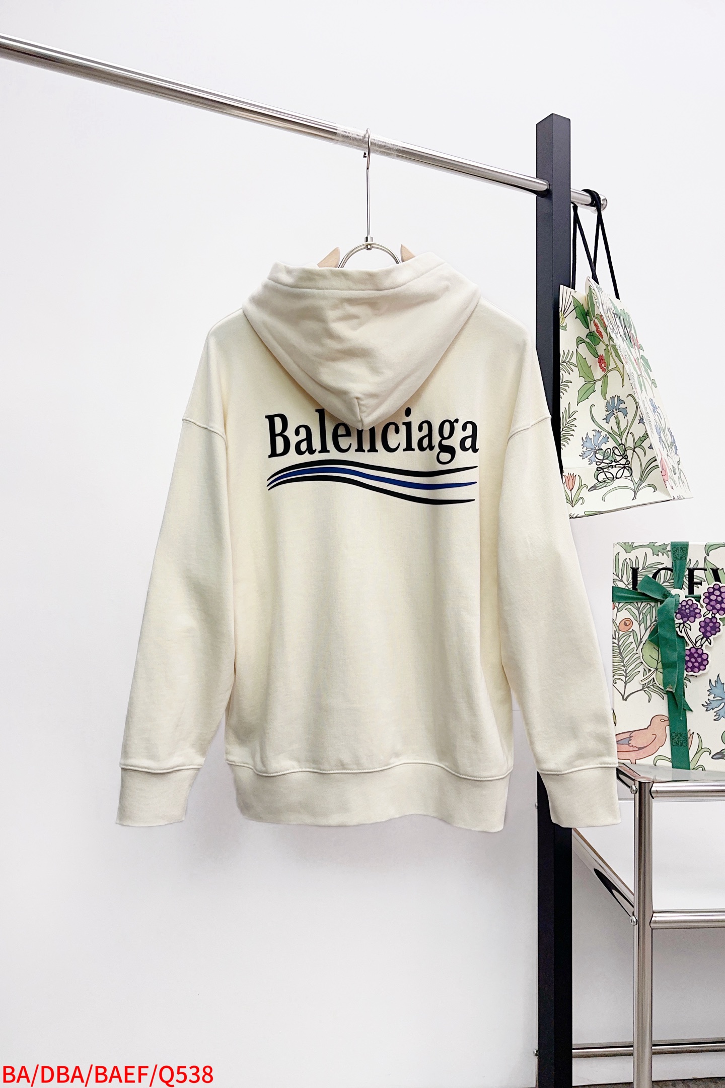 P280 Q538
𝗕𝗮𝗹𝗲𝗻𝗰𝗶𝗮𝗴𝗮巴黎世家2025 FW 经典可乐海浪刺绣连帽卫衣
✅本市场No.1的质量 真正天花板品质
✅全部原版开发注意细节图 避免被盗图商家混发 
✅正确450g定织定染双纱面料 柔软舒适
✅正确进口材料绣花线 日本田岛万针重工刺绣机 字母清晰立体饱满
✅螺纹定染无色差 超重工艺 区别市场通货
这里解释一下为什么我比别人贵一点,
1.看似是简单的印花或绣花 其实一点都不简单 10000%进口机还原 不是嘴上说 欢迎对比同行
2.每款均为公司出品 细节做工面料均和一致. 保证和无色差. 不可怕 谁假谁尴尬。不丢人 还买不到正确版本才丢人。
3.注意螺纹领口均为某巴某黎原领口 高包裹度 领口宽度和柜柜精确到毫米 厚领口不易变形 高档货领口孤独都是还原柜柜 区别世面大领口普通垃圾短袖印个印花 上身锁骨都漏出来 就敢自称高版本 麻烦长长心吧 买过或者见过的客户 再拿我家货 都会回头下单 这就是质量 这就是品质 
4.不同款式水洗麦主麦包括进口麦的颜色与编码都不一样 真正还原柜台 众所周知 巴黎世家每个季度的领标上英文或者颜色都不一样 区别世面清一色通货主麦水洗麦的快餐货 
5.注意做工 领口处针脚 无折叠 顺畅自然没重叠线 真正还原 这是多少人都做不到的 
6.面料采用450g巴黎专用双纱 面料没人可以做的比我家更好 和市面上的普通版本真的没办法比 尊重一下 好歹也是几千元的东西 真的别去穿地摊货质量
7.做工全方位还原 包装全方位还原 成本巨高
8. 我在这里作出保证这是你能找到的最高品质 
尺码:M-XXL 三标齐全 高克重 隔天