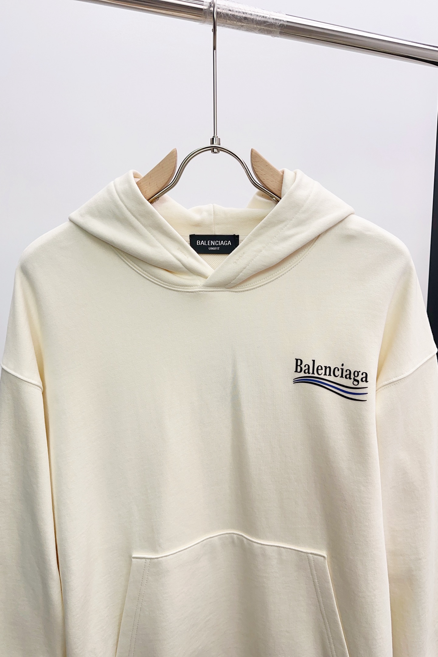 P280 Q538
𝗕𝗮𝗹𝗲𝗻𝗰𝗶𝗮𝗴𝗮巴黎世家2025 FW 经典可乐海浪刺绣连帽卫衣
✅本市场No.1的质量 真正天花板品质
✅全部原版开发注意细节图 避免被盗图商家混发 
✅正确450g定织定染双纱面料 柔软舒适
✅正确进口材料绣花线 日本田岛万针重工刺绣机 字母清晰立体饱满
✅螺纹定染无色差 超重工艺 区别市场通货
这里解释一下为什么我比别人贵一点,
1.看似是简单的印花或绣花 其实一点都不简单 10000%进口机还原 不是嘴上说 欢迎对比同行
2.每款均为公司出品 细节做工面料均和一致. 保证和无色差. 不可怕 谁假谁尴尬。不丢人 还买不到正确版本才丢人。
3.注意螺纹领口均为某巴某黎原领口 高包裹度 领口宽度和柜柜精确到毫米 厚领口不易变形 高档货领口孤独都是还原柜柜 区别世面大领口普通垃圾短袖印个印花 上身锁骨都漏出来 就敢自称高版本 麻烦长长心吧 买过或者见过的客户 再拿我家货 都会回头下单 这就是质量 这就是品质 
4.不同款式水洗麦主麦包括进口麦的颜色与编码都不一样 真正还原柜台 众所周知 巴黎世家每个季度的领标上英文或者颜色都不一样 区别世面清一色通货主麦水洗麦的快餐货 
5.注意做工 领口处针脚 无折叠 顺畅自然没重叠线 真正还原 这是多少人都做不到的 
6.面料采用450g巴黎专用双纱 面料没人可以做的比我家更好 和市面上的普通版本真的没办法比 尊重一下 好歹也是几千元的东西 真的别去穿地摊货质量
7.做工全方位还原 包装全方位还原 成本巨高
8. 我在这里作出保证这是你能找到的最高品质 
尺码:M-XXL 三标齐全 高克重 隔天