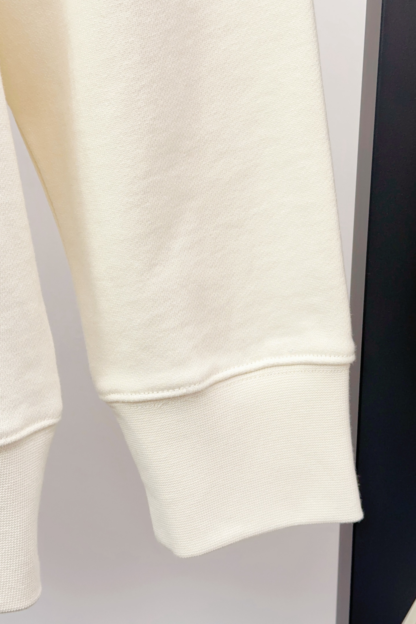 P280 Q538
𝗕𝗮𝗹𝗲𝗻𝗰𝗶𝗮𝗴𝗮巴黎世家2025 FW 经典可乐海浪刺绣连帽卫衣
✅本市场No.1的质量 真正天花板品质
✅全部原版开发注意细节图 避免被盗图商家混发 
✅正确450g定织定染双纱面料 柔软舒适
✅正确进口材料绣花线 日本田岛万针重工刺绣机 字母清晰立体饱满
✅螺纹定染无色差 超重工艺 区别市场通货
这里解释一下为什么我比别人贵一点,
1.看似是简单的印花或绣花 其实一点都不简单 10000%进口机还原 不是嘴上说 欢迎对比同行
2.每款均为公司出品 细节做工面料均和一致. 保证和无色差. 不可怕 谁假谁尴尬。不丢人 还买不到正确版本才丢人。
3.注意螺纹领口均为某巴某黎原领口 高包裹度 领口宽度和柜柜精确到毫米 厚领口不易变形 高档货领口孤独都是还原柜柜 区别世面大领口普通垃圾短袖印个印花 上身锁骨都漏出来 就敢自称高版本 麻烦长长心吧 买过或者见过的客户 再拿我家货 都会回头下单 这就是质量 这就是品质 
4.不同款式水洗麦主麦包括进口麦的颜色与编码都不一样 真正还原柜台 众所周知 巴黎世家每个季度的领标上英文或者颜色都不一样 区别世面清一色通货主麦水洗麦的快餐货 
5.注意做工 领口处针脚 无折叠 顺畅自然没重叠线 真正还原 这是多少人都做不到的 
6.面料采用450g巴黎专用双纱 面料没人可以做的比我家更好 和市面上的普通版本真的没办法比 尊重一下 好歹也是几千元的东西 真的别去穿地摊货质量
7.做工全方位还原 包装全方位还原 成本巨高
8. 我在这里作出保证这是你能找到的最高品质 
尺码:M-XXL 三标齐全 高克重 隔天