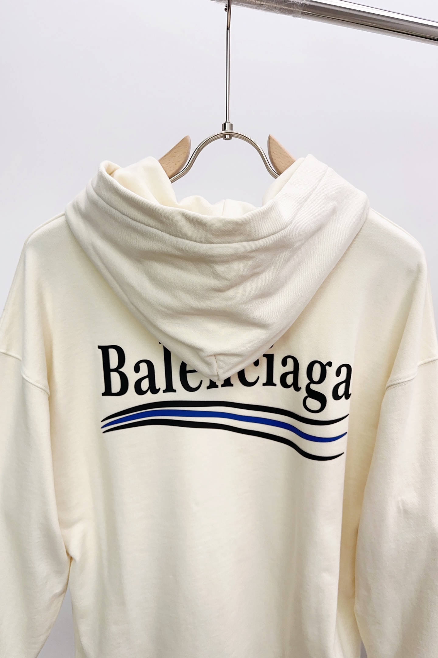 P280 Q538
𝗕𝗮𝗹𝗲𝗻𝗰𝗶𝗮𝗴𝗮巴黎世家2025 FW 经典可乐海浪刺绣连帽卫衣
✅本市场No.1的质量 真正天花板品质
✅全部原版开发注意细节图 避免被盗图商家混发 
✅正确450g定织定染双纱面料 柔软舒适
✅正确进口材料绣花线 日本田岛万针重工刺绣机 字母清晰立体饱满
✅螺纹定染无色差 超重工艺 区别市场通货
这里解释一下为什么我比别人贵一点,
1.看似是简单的印花或绣花 其实一点都不简单 10000%进口机还原 不是嘴上说 欢迎对比同行
2.每款均为公司出品 细节做工面料均和一致. 保证和无色差. 不可怕 谁假谁尴尬。不丢人 还买不到正确版本才丢人。
3.注意螺纹领口均为某巴某黎原领口 高包裹度 领口宽度和柜柜精确到毫米 厚领口不易变形 高档货领口孤独都是还原柜柜 区别世面大领口普通垃圾短袖印个印花 上身锁骨都漏出来 就敢自称高版本 麻烦长长心吧 买过或者见过的客户 再拿我家货 都会回头下单 这就是质量 这就是品质 
4.不同款式水洗麦主麦包括进口麦的颜色与编码都不一样 真正还原柜台 众所周知 巴黎世家每个季度的领标上英文或者颜色都不一样 区别世面清一色通货主麦水洗麦的快餐货 
5.注意做工 领口处针脚 无折叠 顺畅自然没重叠线 真正还原 这是多少人都做不到的 
6.面料采用450g巴黎专用双纱 面料没人可以做的比我家更好 和市面上的普通版本真的没办法比 尊重一下 好歹也是几千元的东西 真的别去穿地摊货质量
7.做工全方位还原 包装全方位还原 成本巨高
8. 我在这里作出保证这是你能找到的最高品质 
尺码:M-XXL 三标齐全 高克重 隔天