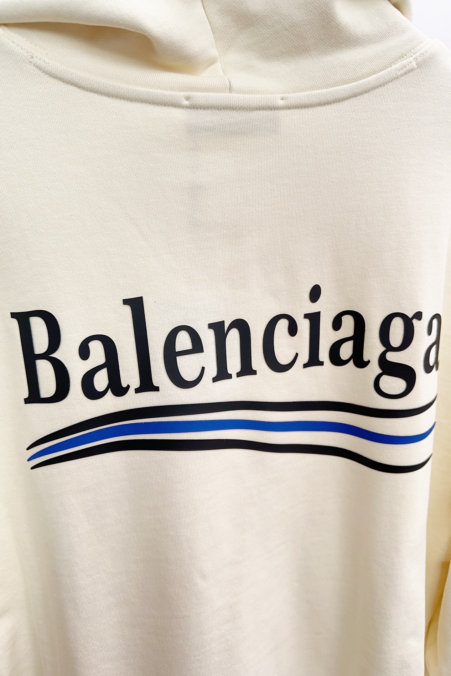 P280 Q538
𝗕𝗮𝗹𝗲𝗻𝗰𝗶𝗮𝗴𝗮巴黎世家2025 FW 经典可乐海浪刺绣连帽卫衣
✅本市场No.1的质量 真正天花板品质
✅全部原版开发注意细节图 避免被盗图商家混发 
✅正确450g定织定染双纱面料 柔软舒适
✅正确进口材料绣花线 日本田岛万针重工刺绣机 字母清晰立体饱满
✅螺纹定染无色差 超重工艺 区别市场通货
这里解释一下为什么我比别人贵一点,
1.看似是简单的印花或绣花 其实一点都不简单 10000%进口机还原 不是嘴上说 欢迎对比同行
2.每款均为公司出品 细节做工面料均和一致. 保证和无色差. 不可怕 谁假谁尴尬。不丢人 还买不到正确版本才丢人。
3.注意螺纹领口均为某巴某黎原领口 高包裹度 领口宽度和柜柜精确到毫米 厚领口不易变形 高档货领口孤独都是还原柜柜 区别世面大领口普通垃圾短袖印个印花 上身锁骨都漏出来 就敢自称高版本 麻烦长长心吧 买过或者见过的客户 再拿我家货 都会回头下单 这就是质量 这就是品质 
4.不同款式水洗麦主麦包括进口麦的颜色与编码都不一样 真正还原柜台 众所周知 巴黎世家每个季度的领标上英文或者颜色都不一样 区别世面清一色通货主麦水洗麦的快餐货 
5.注意做工 领口处针脚 无折叠 顺畅自然没重叠线 真正还原 这是多少人都做不到的 
6.面料采用450g巴黎专用双纱 面料没人可以做的比我家更好 和市面上的普通版本真的没办法比 尊重一下 好歹也是几千元的东西 真的别去穿地摊货质量
7.做工全方位还原 包装全方位还原 成本巨高
8. 我在这里作出保证这是你能找到的最高品质 
尺码:M-XXL 三标齐全 高克重 隔天