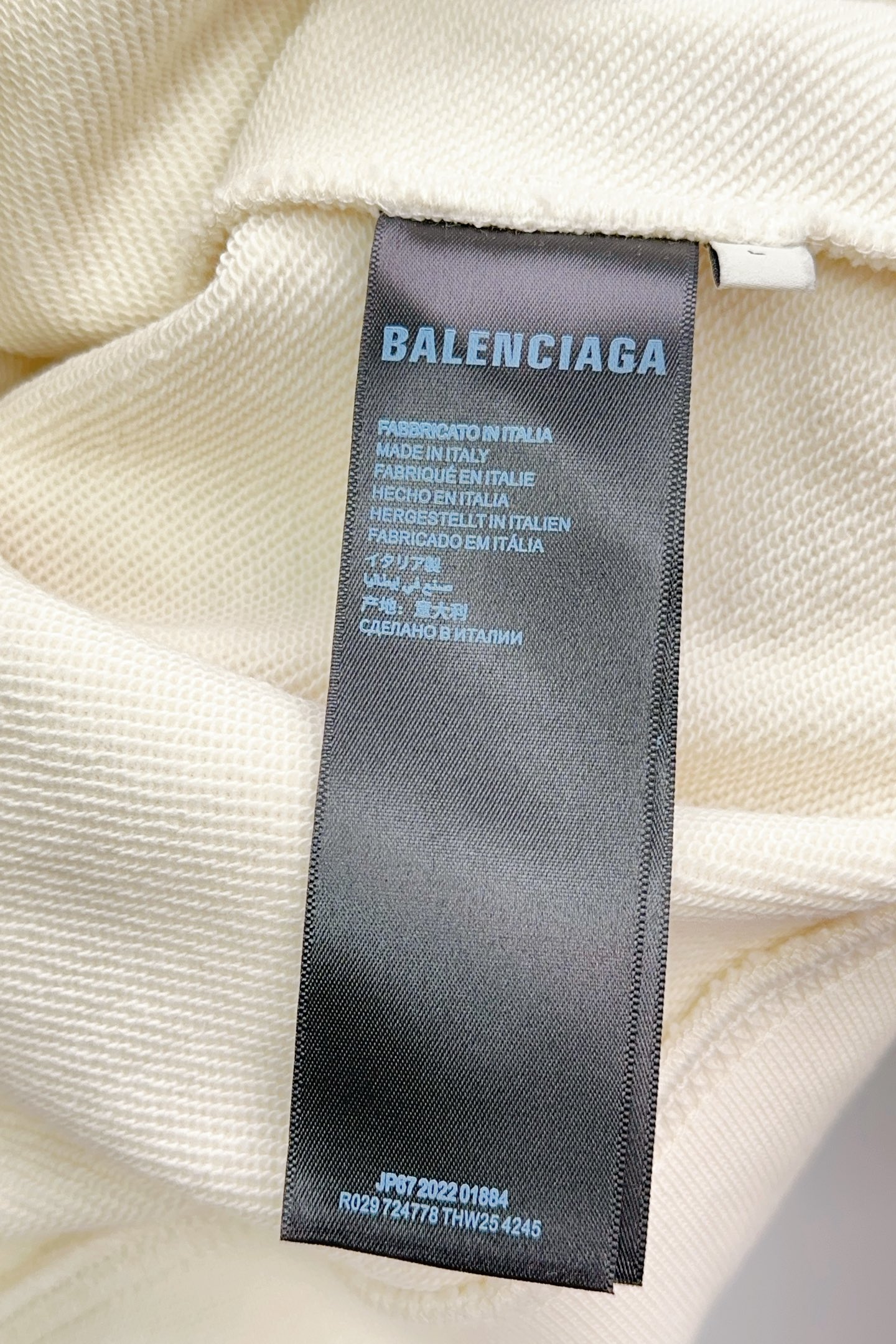 P280 Q538
𝗕𝗮𝗹𝗲𝗻𝗰𝗶𝗮𝗴𝗮巴黎世家2025 FW 经典可乐海浪刺绣连帽卫衣
✅本市场No.1的质量 真正天花板品质
✅全部原版开发注意细节图 避免被盗图商家混发 
✅正确450g定织定染双纱面料 柔软舒适
✅正确进口材料绣花线 日本田岛万针重工刺绣机 字母清晰立体饱满
✅螺纹定染无色差 超重工艺 区别市场通货
这里解释一下为什么我比别人贵一点,
1.看似是简单的印花或绣花 其实一点都不简单 10000%进口机还原 不是嘴上说 欢迎对比同行
2.每款均为公司出品 细节做工面料均和一致. 保证和无色差. 不可怕 谁假谁尴尬。不丢人 还买不到正确版本才丢人。
3.注意螺纹领口均为某巴某黎原领口 高包裹度 领口宽度和柜柜精确到毫米 厚领口不易变形 高档货领口孤独都是还原柜柜 区别世面大领口普通垃圾短袖印个印花 上身锁骨都漏出来 就敢自称高版本 麻烦长长心吧 买过或者见过的客户 再拿我家货 都会回头下单 这就是质量 这就是品质 
4.不同款式水洗麦主麦包括进口麦的颜色与编码都不一样 真正还原柜台 众所周知 巴黎世家每个季度的领标上英文或者颜色都不一样 区别世面清一色通货主麦水洗麦的快餐货 
5.注意做工 领口处针脚 无折叠 顺畅自然没重叠线 真正还原 这是多少人都做不到的 
6.面料采用450g巴黎专用双纱 面料没人可以做的比我家更好 和市面上的普通版本真的没办法比 尊重一下 好歹也是几千元的东西 真的别去穿地摊货质量
7.做工全方位还原 包装全方位还原 成本巨高
8. 我在这里作出保证这是你能找到的最高品质 
尺码:M-XXL 三标齐全 高克重 隔天