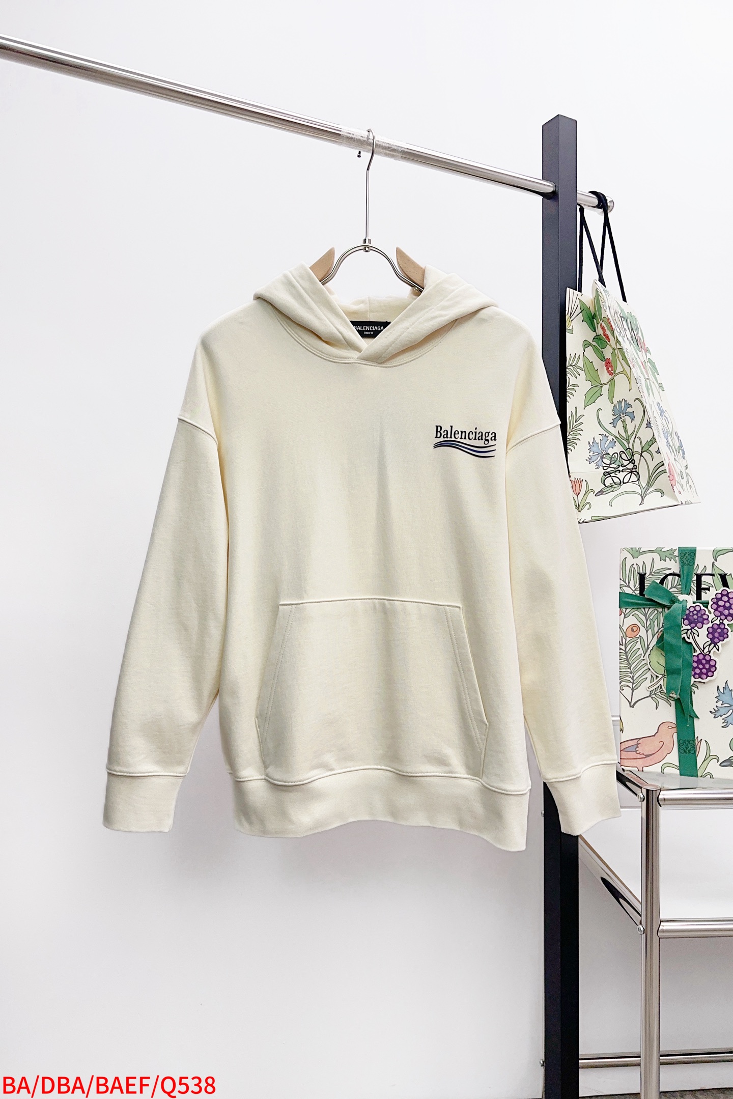 P280 Q538
𝗕𝗮𝗹𝗲𝗻𝗰𝗶𝗮𝗴𝗮巴黎世家2025 FW 经典可乐海浪刺绣连帽卫衣
✅本市场No.1的质量 真正天花板品质
✅全部原版开发注意细节图 避免被盗图商家混发 
✅正确450g定织定染双纱面料 柔软舒适
✅正确进口材料绣花线 日本田岛万针重工刺绣机 字母清晰立体饱满
✅螺纹定染无色差 超重工艺 区别市场通货
这里解释一下为什么我比别人贵一点,
1.看似是简单的印花或绣花 其实一点都不简单 10000%进口机还原 不是嘴上说 欢迎对比同行
2.每款均为公司出品 细节做工面料均和一致. 保证和无色差. 不可怕 谁假谁尴尬。不丢人 还买不到正确版本才丢人。
3.注意螺纹领口均为某巴某黎原领口 高包裹度 领口宽度和柜柜精确到毫米 厚领口不易变形 高档货领口孤独都是还原柜柜 区别世面大领口普通垃圾短袖印个印花 上身锁骨都漏出来 就敢自称高版本 麻烦长长心吧 买过或者见过的客户 再拿我家货 都会回头下单 这就是质量 这就是品质 
4.不同款式水洗麦主麦包括进口麦的颜色与编码都不一样 真正还原柜台 众所周知 巴黎世家每个季度的领标上英文或者颜色都不一样 区别世面清一色通货主麦水洗麦的快餐货 
5.注意做工 领口处针脚 无折叠 顺畅自然没重叠线 真正还原 这是多少人都做不到的 
6.面料采用450g巴黎专用双纱 面料没人可以做的比我家更好 和市面上的普通版本真的没办法比 尊重一下 好歹也是几千元的东西 真的别去穿地摊货质量
7.做工全方位还原 包装全方位还原 成本巨高
8. 我在这里作出保证这是你能找到的最高品质 
尺码:M-XXL 三标齐全 高克重 隔天