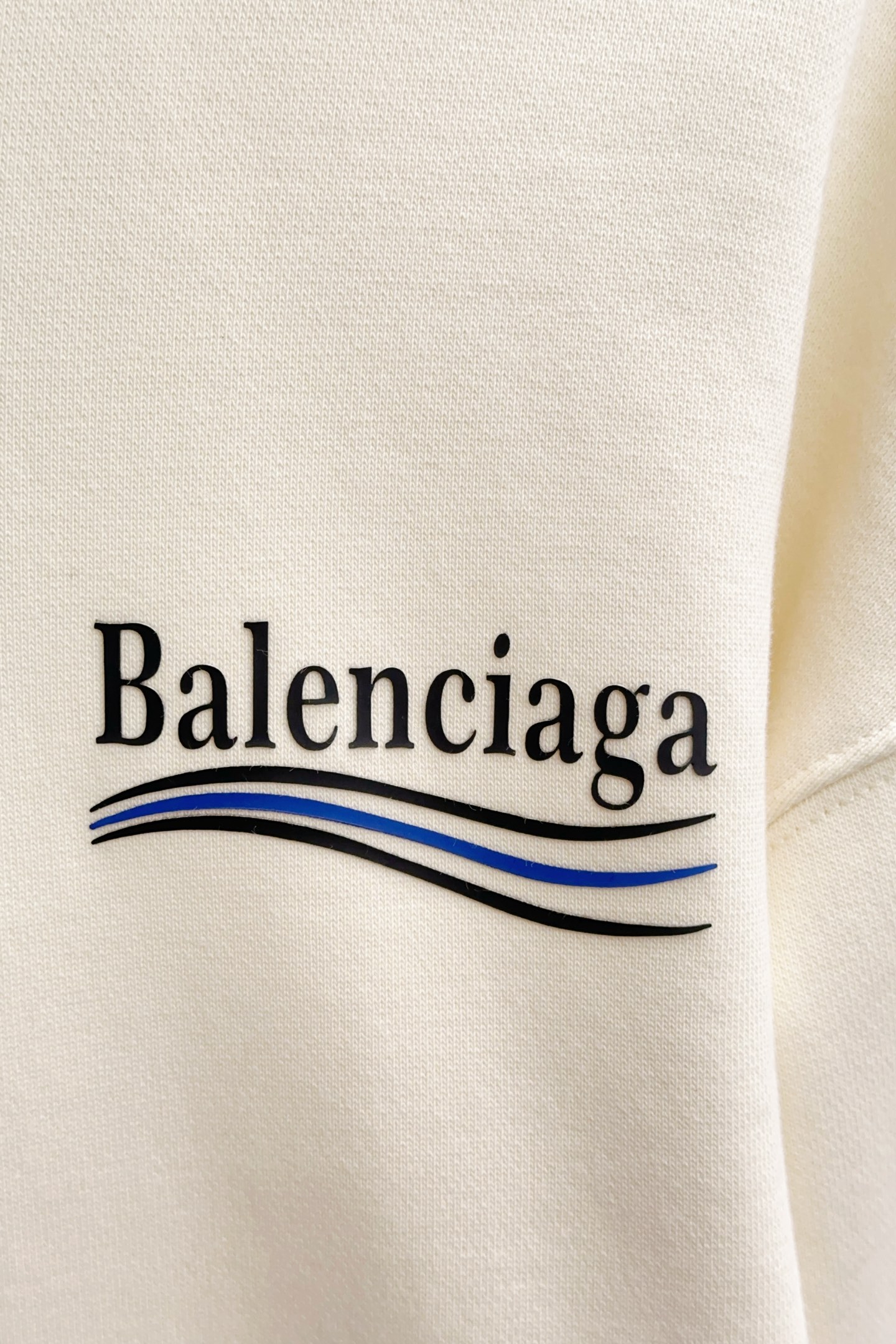 P280 Q538
𝗕𝗮𝗹𝗲𝗻𝗰𝗶𝗮𝗴𝗮巴黎世家2025 FW 经典可乐海浪刺绣连帽卫衣
✅本市场No.1的质量 真正天花板品质
✅全部原版开发注意细节图 避免被盗图商家混发 
✅正确450g定织定染双纱面料 柔软舒适
✅正确进口材料绣花线 日本田岛万针重工刺绣机 字母清晰立体饱满
✅螺纹定染无色差 超重工艺 区别市场通货
这里解释一下为什么我比别人贵一点,
1.看似是简单的印花或绣花 其实一点都不简单 10000%进口机还原 不是嘴上说 欢迎对比同行
2.每款均为公司出品 细节做工面料均和一致. 保证和无色差. 不可怕 谁假谁尴尬。不丢人 还买不到正确版本才丢人。
3.注意螺纹领口均为某巴某黎原领口 高包裹度 领口宽度和柜柜精确到毫米 厚领口不易变形 高档货领口孤独都是还原柜柜 区别世面大领口普通垃圾短袖印个印花 上身锁骨都漏出来 就敢自称高版本 麻烦长长心吧 买过或者见过的客户 再拿我家货 都会回头下单 这就是质量 这就是品质 
4.不同款式水洗麦主麦包括进口麦的颜色与编码都不一样 真正还原柜台 众所周知 巴黎世家每个季度的领标上英文或者颜色都不一样 区别世面清一色通货主麦水洗麦的快餐货 
5.注意做工 领口处针脚 无折叠 顺畅自然没重叠线 真正还原 这是多少人都做不到的 
6.面料采用450g巴黎专用双纱 面料没人可以做的比我家更好 和市面上的普通版本真的没办法比 尊重一下 好歹也是几千元的东西 真的别去穿地摊货质量
7.做工全方位还原 包装全方位还原 成本巨高
8. 我在这里作出保证这是你能找到的最高品质 
尺码:M-XXL 三标齐全 高克重 隔天