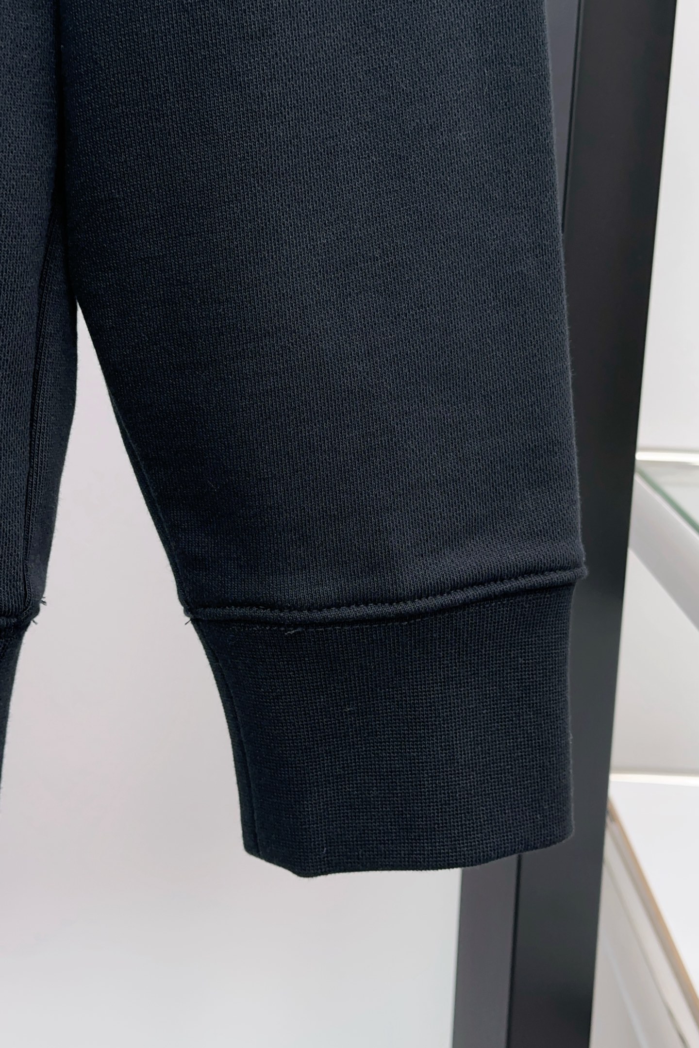 P280 Q538 
𝗕𝗮𝗹𝗲𝗻𝗰𝗶𝗮𝗴𝗮巴黎世家2025 FW 经典可乐海浪刺绣连帽卫衣
✅本市场No.1的质量 真正天花板品质
✅全部原版开发注意细节图 避免被盗图商家混发 
✅正确450g定织定染双纱面料 柔软舒适
✅正确进口材料绣花线 日本田岛万针重工刺绣机 字母清晰立体饱满
✅螺纹定染无色差 超重工艺 区别市场通货
这里解释一下为什么我比别人贵一点,
1.看似是简单的印花或绣花 其实一点都不简单 10000%进口机还原 不是嘴上说 欢迎对比同行
2.每款均为公司出品 细节做工面料均和一致. 保证和无色差. 不可怕 谁假谁尴尬。不丢人 还买不到正确版本才丢人。
3.注意螺纹领口均为某巴某黎原领口 高包裹度 领口宽度和柜柜精确到毫米 厚领口不易变形 高档货领口孤独都是还原柜柜 区别世面大领口普通垃圾短袖印个印花 上身锁骨都漏出来 就敢自称高版本 麻烦长长心吧 买过或者见过的客户 再拿我家货 都会回头下单 这就是质量 这就是品质 
4.不同款式水洗麦主麦包括进口麦的颜色与编码都不一样 真正还原柜台 众所周知 巴黎世家每个季度的领标上英文或者颜色都不一样 区别世面清一色通货主麦水洗麦的快餐货 
5.注意做工 领口处针脚 无折叠 顺畅自然没重叠线 真正还原 这是多少人都做不到的 
6.面料采用450g巴黎专用双纱 面料没人可以做的比我家更好 和市面上的普通版本真的没办法比 尊重一下 好歹也是几千元的东西 真的别去穿地摊货质量
7.做工全方位还原 包装全方位还原 成本巨高
8. 我在这里作出保证这是你能找到的最高品质 
尺码:M-XXL 三标齐全 高克重 隔天