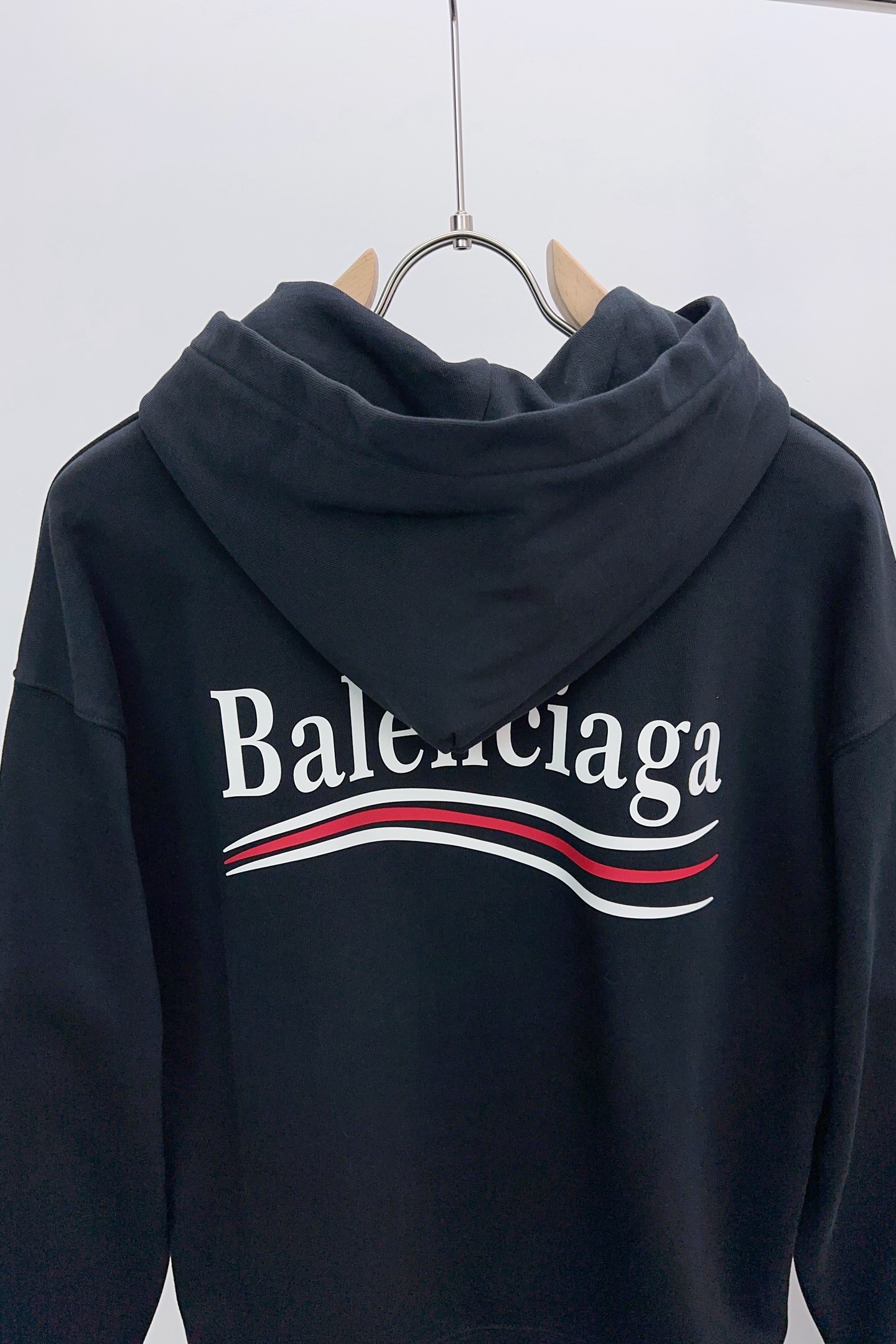 P280 Q538 
𝗕𝗮𝗹𝗲𝗻𝗰𝗶𝗮𝗴𝗮巴黎世家2025 FW 经典可乐海浪刺绣连帽卫衣
✅本市场No.1的质量 真正天花板品质
✅全部原版开发注意细节图 避免被盗图商家混发 
✅正确450g定织定染双纱面料 柔软舒适
✅正确进口材料绣花线 日本田岛万针重工刺绣机 字母清晰立体饱满
✅螺纹定染无色差 超重工艺 区别市场通货
这里解释一下为什么我比别人贵一点,
1.看似是简单的印花或绣花 其实一点都不简单 10000%进口机还原 不是嘴上说 欢迎对比同行
2.每款均为公司出品 细节做工面料均和一致. 保证和无色差. 不可怕 谁假谁尴尬。不丢人 还买不到正确版本才丢人。
3.注意螺纹领口均为某巴某黎原领口 高包裹度 领口宽度和柜柜精确到毫米 厚领口不易变形 高档货领口孤独都是还原柜柜 区别世面大领口普通垃圾短袖印个印花 上身锁骨都漏出来 就敢自称高版本 麻烦长长心吧 买过或者见过的客户 再拿我家货 都会回头下单 这就是质量 这就是品质 
4.不同款式水洗麦主麦包括进口麦的颜色与编码都不一样 真正还原柜台 众所周知 巴黎世家每个季度的领标上英文或者颜色都不一样 区别世面清一色通货主麦水洗麦的快餐货 
5.注意做工 领口处针脚 无折叠 顺畅自然没重叠线 真正还原 这是多少人都做不到的 
6.面料采用450g巴黎专用双纱 面料没人可以做的比我家更好 和市面上的普通版本真的没办法比 尊重一下 好歹也是几千元的东西 真的别去穿地摊货质量
7.做工全方位还原 包装全方位还原 成本巨高
8. 我在这里作出保证这是你能找到的最高品质 
尺码:M-XXL 三标齐全 高克重 隔天