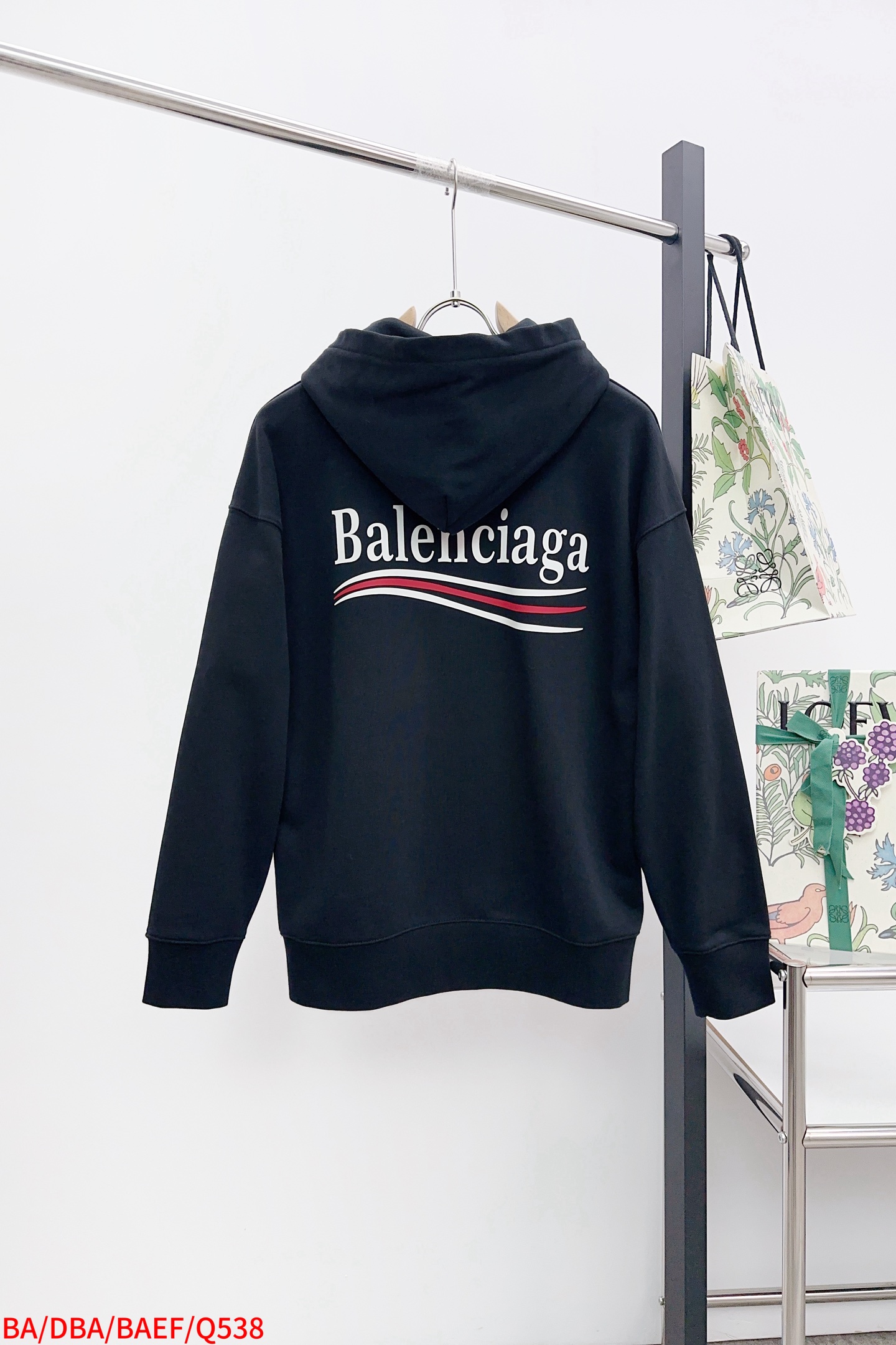 P280 Q538 
𝗕𝗮𝗹𝗲𝗻𝗰𝗶𝗮𝗴𝗮巴黎世家2025 FW 经典可乐海浪刺绣连帽卫衣
✅本市场No.1的质量 真正天花板品质
✅全部原版开发注意细节图 避免被盗图商家混发 
✅正确450g定织定染双纱面料 柔软舒适
✅正确进口材料绣花线 日本田岛万针重工刺绣机 字母清晰立体饱满
✅螺纹定染无色差 超重工艺 区别市场通货
这里解释一下为什么我比别人贵一点,
1.看似是简单的印花或绣花 其实一点都不简单 10000%进口机还原 不是嘴上说 欢迎对比同行
2.每款均为公司出品 细节做工面料均和一致. 保证和无色差. 不可怕 谁假谁尴尬。不丢人 还买不到正确版本才丢人。
3.注意螺纹领口均为某巴某黎原领口 高包裹度 领口宽度和柜柜精确到毫米 厚领口不易变形 高档货领口孤独都是还原柜柜 区别世面大领口普通垃圾短袖印个印花 上身锁骨都漏出来 就敢自称高版本 麻烦长长心吧 买过或者见过的客户 再拿我家货 都会回头下单 这就是质量 这就是品质 
4.不同款式水洗麦主麦包括进口麦的颜色与编码都不一样 真正还原柜台 众所周知 巴黎世家每个季度的领标上英文或者颜色都不一样 区别世面清一色通货主麦水洗麦的快餐货 
5.注意做工 领口处针脚 无折叠 顺畅自然没重叠线 真正还原 这是多少人都做不到的 
6.面料采用450g巴黎专用双纱 面料没人可以做的比我家更好 和市面上的普通版本真的没办法比 尊重一下 好歹也是几千元的东西 真的别去穿地摊货质量
7.做工全方位还原 包装全方位还原 成本巨高
8. 我在这里作出保证这是你能找到的最高品质 
尺码:M-XXL 三标齐全 高克重 隔天