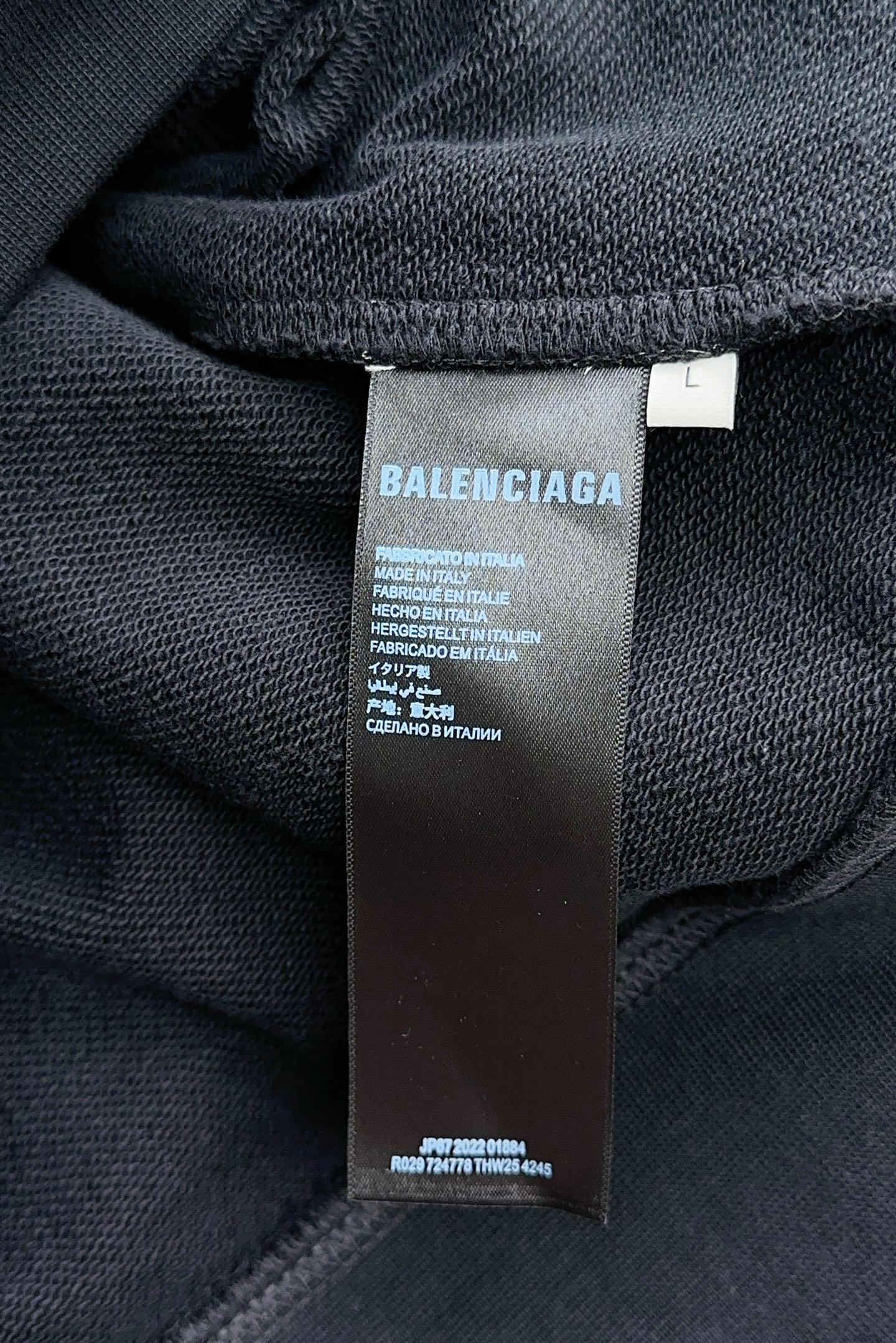 P280 Q538 
𝗕𝗮𝗹𝗲𝗻𝗰𝗶𝗮𝗴𝗮巴黎世家2025 FW 经典可乐海浪刺绣连帽卫衣
✅本市场No.1的质量 真正天花板品质
✅全部原版开发注意细节图 避免被盗图商家混发 
✅正确450g定织定染双纱面料 柔软舒适
✅正确进口材料绣花线 日本田岛万针重工刺绣机 字母清晰立体饱满
✅螺纹定染无色差 超重工艺 区别市场通货
这里解释一下为什么我比别人贵一点,
1.看似是简单的印花或绣花 其实一点都不简单 10000%进口机还原 不是嘴上说 欢迎对比同行
2.每款均为公司出品 细节做工面料均和一致. 保证和无色差. 不可怕 谁假谁尴尬。不丢人 还买不到正确版本才丢人。
3.注意螺纹领口均为某巴某黎原领口 高包裹度 领口宽度和柜柜精确到毫米 厚领口不易变形 高档货领口孤独都是还原柜柜 区别世面大领口普通垃圾短袖印个印花 上身锁骨都漏出来 就敢自称高版本 麻烦长长心吧 买过或者见过的客户 再拿我家货 都会回头下单 这就是质量 这就是品质 
4.不同款式水洗麦主麦包括进口麦的颜色与编码都不一样 真正还原柜台 众所周知 巴黎世家每个季度的领标上英文或者颜色都不一样 区别世面清一色通货主麦水洗麦的快餐货 
5.注意做工 领口处针脚 无折叠 顺畅自然没重叠线 真正还原 这是多少人都做不到的 
6.面料采用450g巴黎专用双纱 面料没人可以做的比我家更好 和市面上的普通版本真的没办法比 尊重一下 好歹也是几千元的东西 真的别去穿地摊货质量
7.做工全方位还原 包装全方位还原 成本巨高
8. 我在这里作出保证这是你能找到的最高品质 
尺码:M-XXL 三标齐全 高克重 隔天