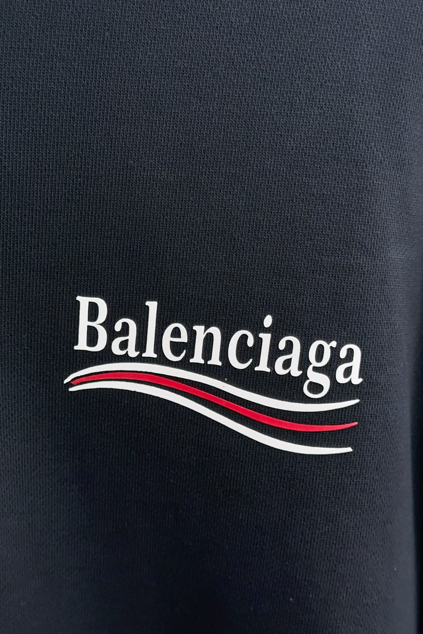 P280 Q538 
𝗕𝗮𝗹𝗲𝗻𝗰𝗶𝗮𝗴𝗮巴黎世家2025 FW 经典可乐海浪刺绣连帽卫衣
✅本市场No.1的质量 真正天花板品质
✅全部原版开发注意细节图 避免被盗图商家混发 
✅正确450g定织定染双纱面料 柔软舒适
✅正确进口材料绣花线 日本田岛万针重工刺绣机 字母清晰立体饱满
✅螺纹定染无色差 超重工艺 区别市场通货
这里解释一下为什么我比别人贵一点,
1.看似是简单的印花或绣花 其实一点都不简单 10000%进口机还原 不是嘴上说 欢迎对比同行
2.每款均为公司出品 细节做工面料均和一致. 保证和无色差. 不可怕 谁假谁尴尬。不丢人 还买不到正确版本才丢人。
3.注意螺纹领口均为某巴某黎原领口 高包裹度 领口宽度和柜柜精确到毫米 厚领口不易变形 高档货领口孤独都是还原柜柜 区别世面大领口普通垃圾短袖印个印花 上身锁骨都漏出来 就敢自称高版本 麻烦长长心吧 买过或者见过的客户 再拿我家货 都会回头下单 这就是质量 这就是品质 
4.不同款式水洗麦主麦包括进口麦的颜色与编码都不一样 真正还原柜台 众所周知 巴黎世家每个季度的领标上英文或者颜色都不一样 区别世面清一色通货主麦水洗麦的快餐货 
5.注意做工 领口处针脚 无折叠 顺畅自然没重叠线 真正还原 这是多少人都做不到的 
6.面料采用450g巴黎专用双纱 面料没人可以做的比我家更好 和市面上的普通版本真的没办法比 尊重一下 好歹也是几千元的东西 真的别去穿地摊货质量
7.做工全方位还原 包装全方位还原 成本巨高
8. 我在这里作出保证这是你能找到的最高品质 
尺码:M-XXL 三标齐全 高克重 隔天