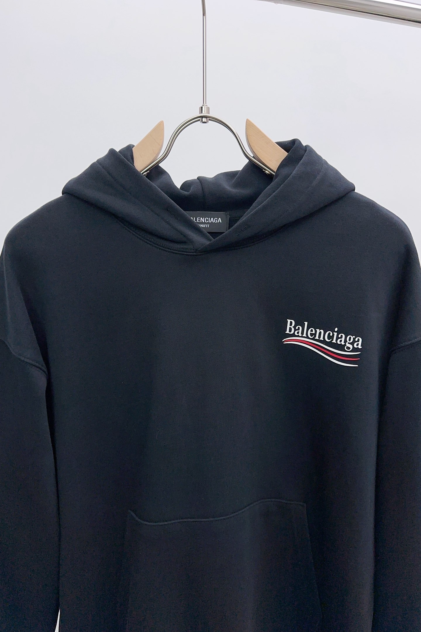 P280 Q538 
𝗕𝗮𝗹𝗲𝗻𝗰𝗶𝗮𝗴𝗮巴黎世家2025 FW 经典可乐海浪刺绣连帽卫衣
✅本市场No.1的质量 真正天花板品质
✅全部原版开发注意细节图 避免被盗图商家混发 
✅正确450g定织定染双纱面料 柔软舒适
✅正确进口材料绣花线 日本田岛万针重工刺绣机 字母清晰立体饱满
✅螺纹定染无色差 超重工艺 区别市场通货
这里解释一下为什么我比别人贵一点,
1.看似是简单的印花或绣花 其实一点都不简单 10000%进口机还原 不是嘴上说 欢迎对比同行
2.每款均为公司出品 细节做工面料均和一致. 保证和无色差. 不可怕 谁假谁尴尬。不丢人 还买不到正确版本才丢人。
3.注意螺纹领口均为某巴某黎原领口 高包裹度 领口宽度和柜柜精确到毫米 厚领口不易变形 高档货领口孤独都是还原柜柜 区别世面大领口普通垃圾短袖印个印花 上身锁骨都漏出来 就敢自称高版本 麻烦长长心吧 买过或者见过的客户 再拿我家货 都会回头下单 这就是质量 这就是品质 
4.不同款式水洗麦主麦包括进口麦的颜色与编码都不一样 真正还原柜台 众所周知 巴黎世家每个季度的领标上英文或者颜色都不一样 区别世面清一色通货主麦水洗麦的快餐货 
5.注意做工 领口处针脚 无折叠 顺畅自然没重叠线 真正还原 这是多少人都做不到的 
6.面料采用450g巴黎专用双纱 面料没人可以做的比我家更好 和市面上的普通版本真的没办法比 尊重一下 好歹也是几千元的东西 真的别去穿地摊货质量
7.做工全方位还原 包装全方位还原 成本巨高
8. 我在这里作出保证这是你能找到的最高品质 
尺码:M-XXL 三标齐全 高克重 隔天