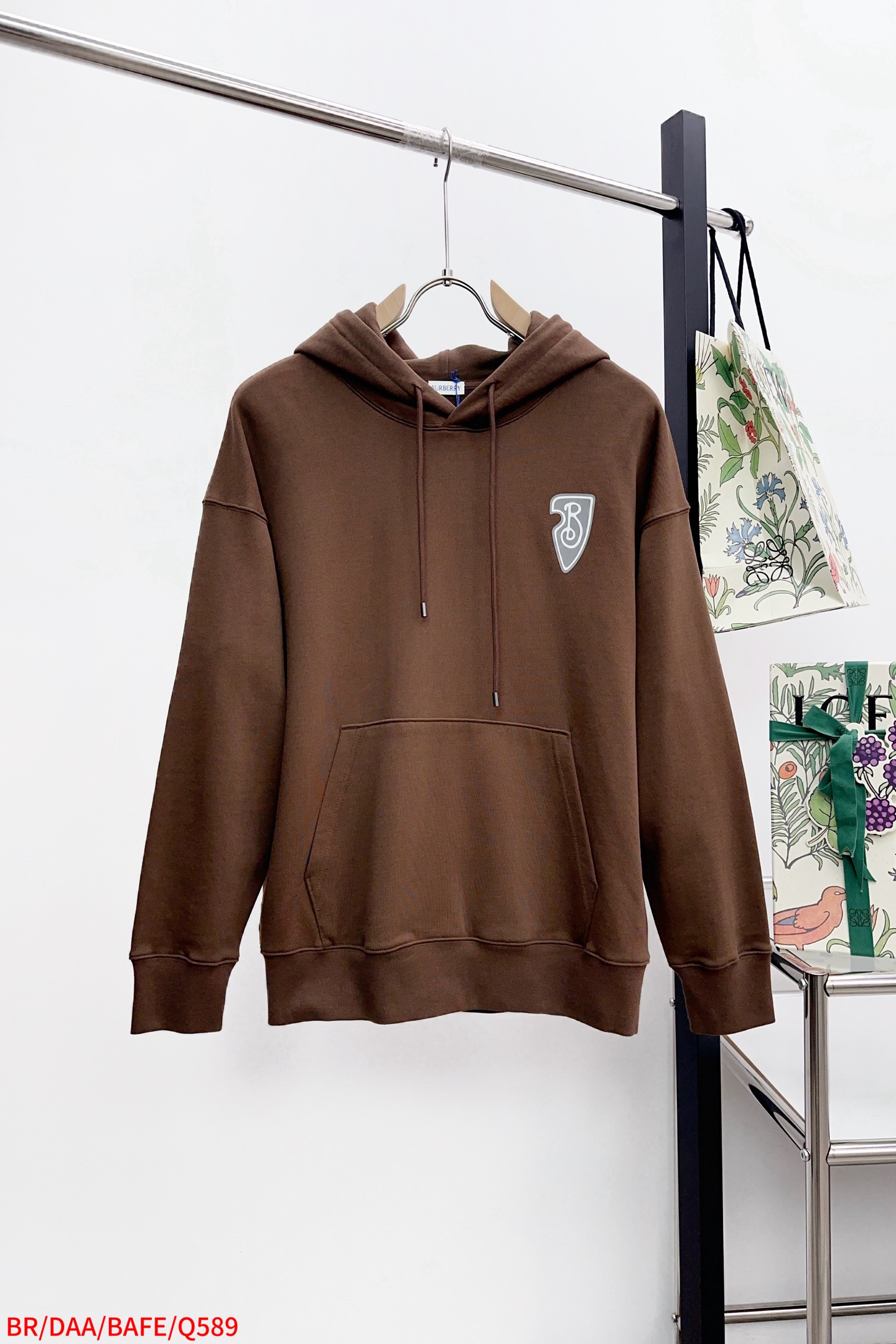 P270 Q589 
Burberry 巴宝莉 2025FW早秋新品 
休闲连帽卫衣|英伦奢潮的「骑士风格图鉴」
色彩主调高级简约,胸前盾形“B”标是品牌身份的低调宣言;后背骑士印花极具视觉冲击力,将巴宝莉的经典符号玩转出潮酷新花样。抽绳金属锁头刻满品牌印记,软糯面料亲肤舒适,却凭借挺括版型在休闲中透出奢级质感。
它是搭配风衣时的英伦反差,也是单穿炸街的吸睛利器,从伦敦街头到都市日常,一件解锁“奢潮英伦风”的多元表达。在BBR的设计语言里,连帽卫衣不再是“休闲刚需”,而是承载品牌历史与潮流态度的“风格载体”,每一次上身都是对英伦奢潮的生动诠释。
……………………………………………………
❥∙Size:M-XXL 三标齐全