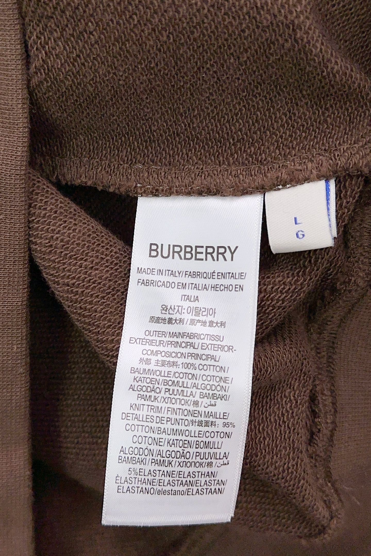 P270 Q589 
Burberry 巴宝莉 2025FW早秋新品 
休闲连帽卫衣|英伦奢潮的「骑士风格图鉴」
色彩主调高级简约,胸前盾形“B”标是品牌身份的低调宣言;后背骑士印花极具视觉冲击力,将巴宝莉的经典符号玩转出潮酷新花样。抽绳金属锁头刻满品牌印记,软糯面料亲肤舒适,却凭借挺括版型在休闲中透出奢级质感。
它是搭配风衣时的英伦反差,也是单穿炸街的吸睛利器,从伦敦街头到都市日常,一件解锁“奢潮英伦风”的多元表达。在BBR的设计语言里,连帽卫衣不再是“休闲刚需”,而是承载品牌历史与潮流态度的“风格载体”,每一次上身都是对英伦奢潮的生动诠释。
……………………………………………………
❥∙Size:M-XXL 三标齐全